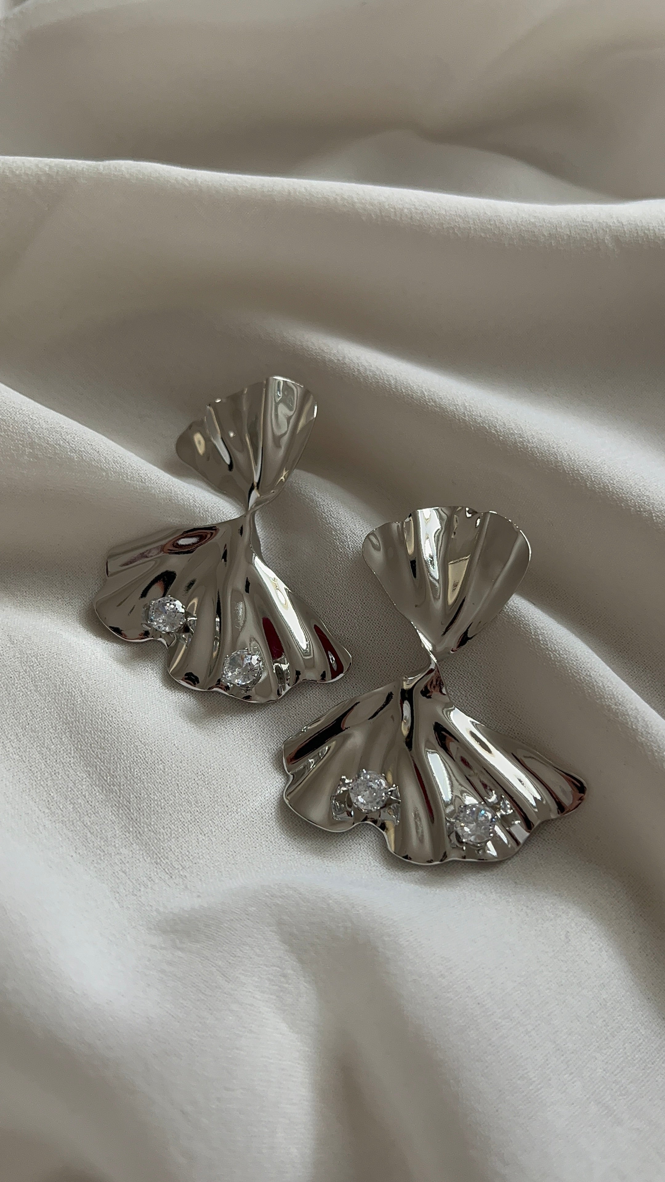 Silberfarbene Fächer Ohrringe mit Zirkonia