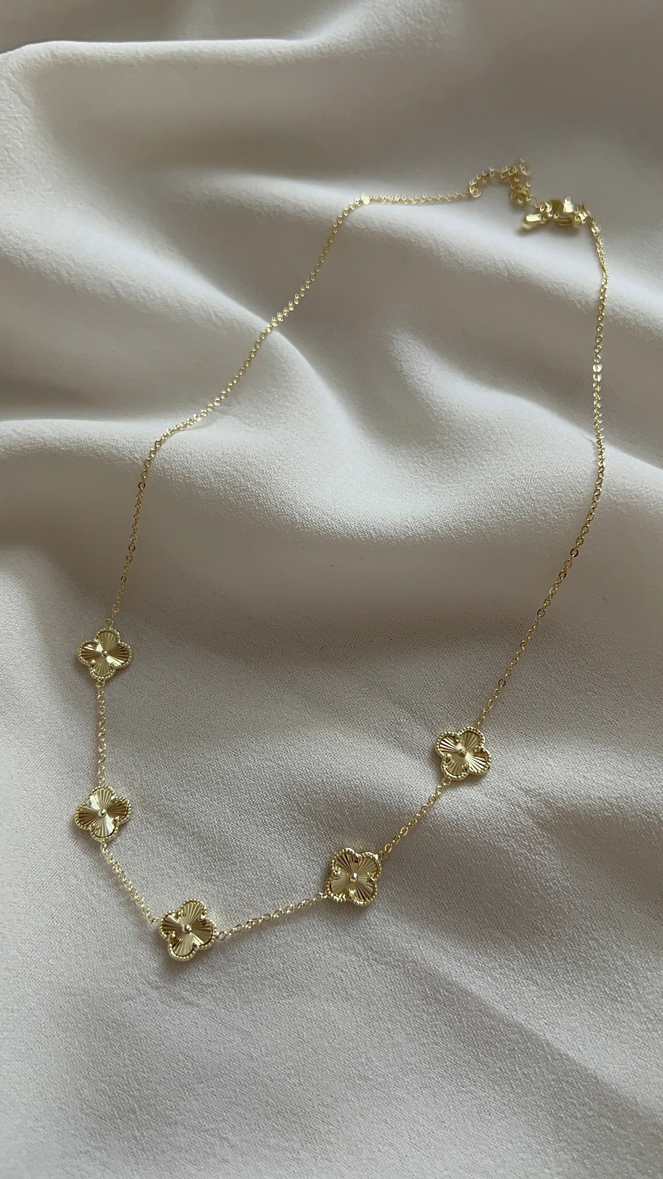 Goldfarbene Kette mit Kleeblatt Motiven