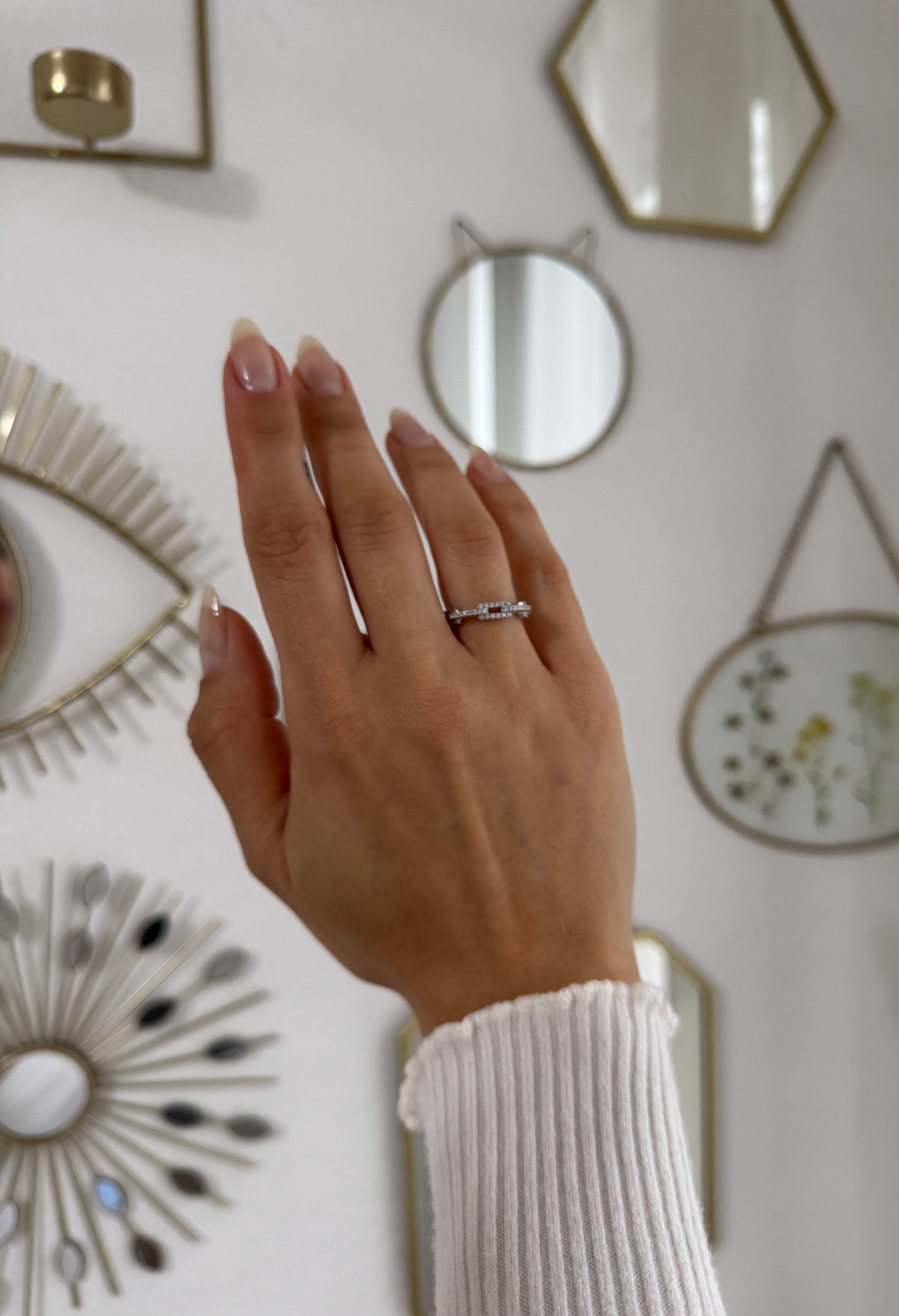 Eleganter Ring in Silberoptik mit funkelnden Details
