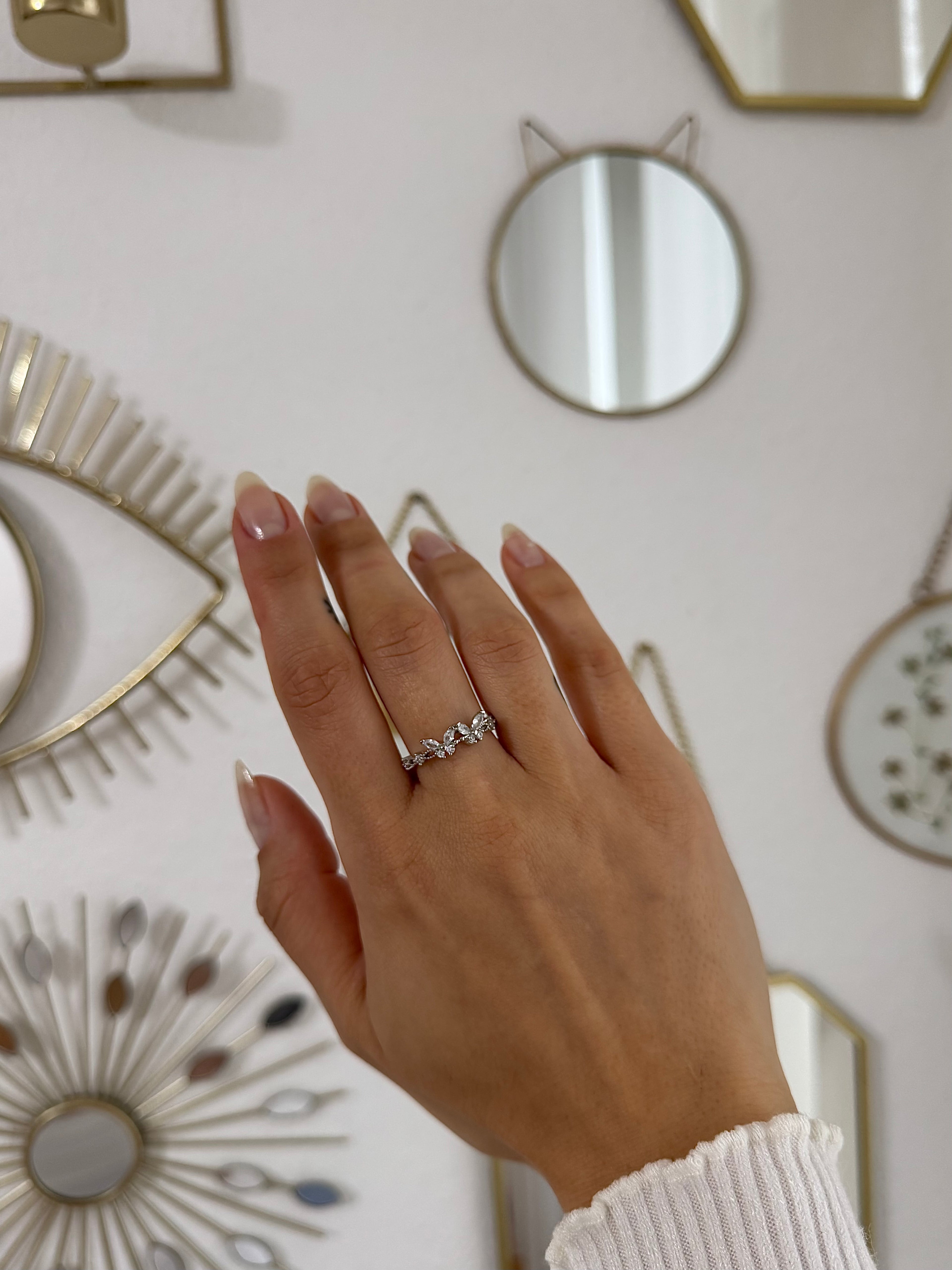 Silberring mit funkelnden Schmetterlingen