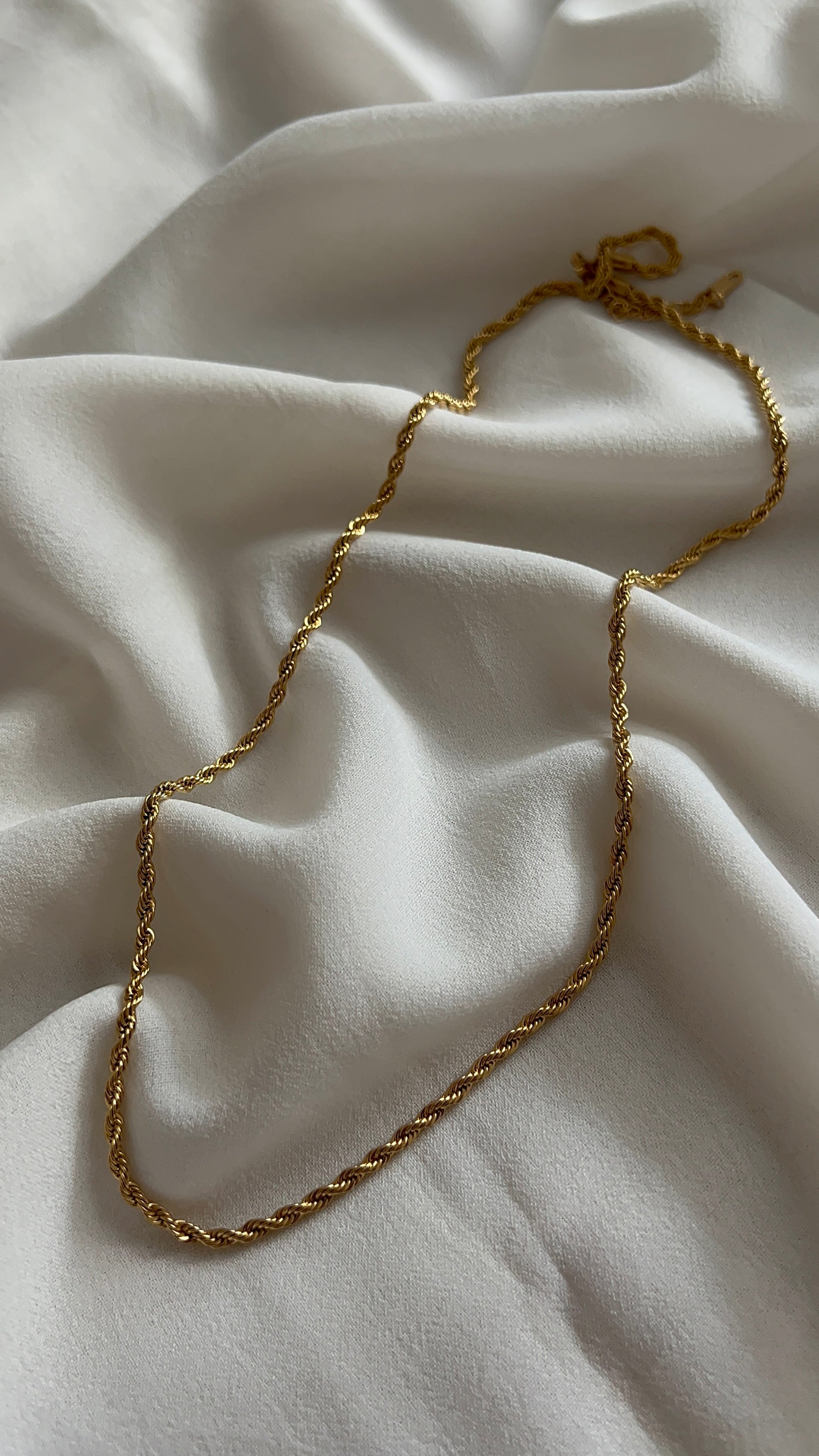 Goldfarbene gedrehte Seilkette mit elegantem Glanz