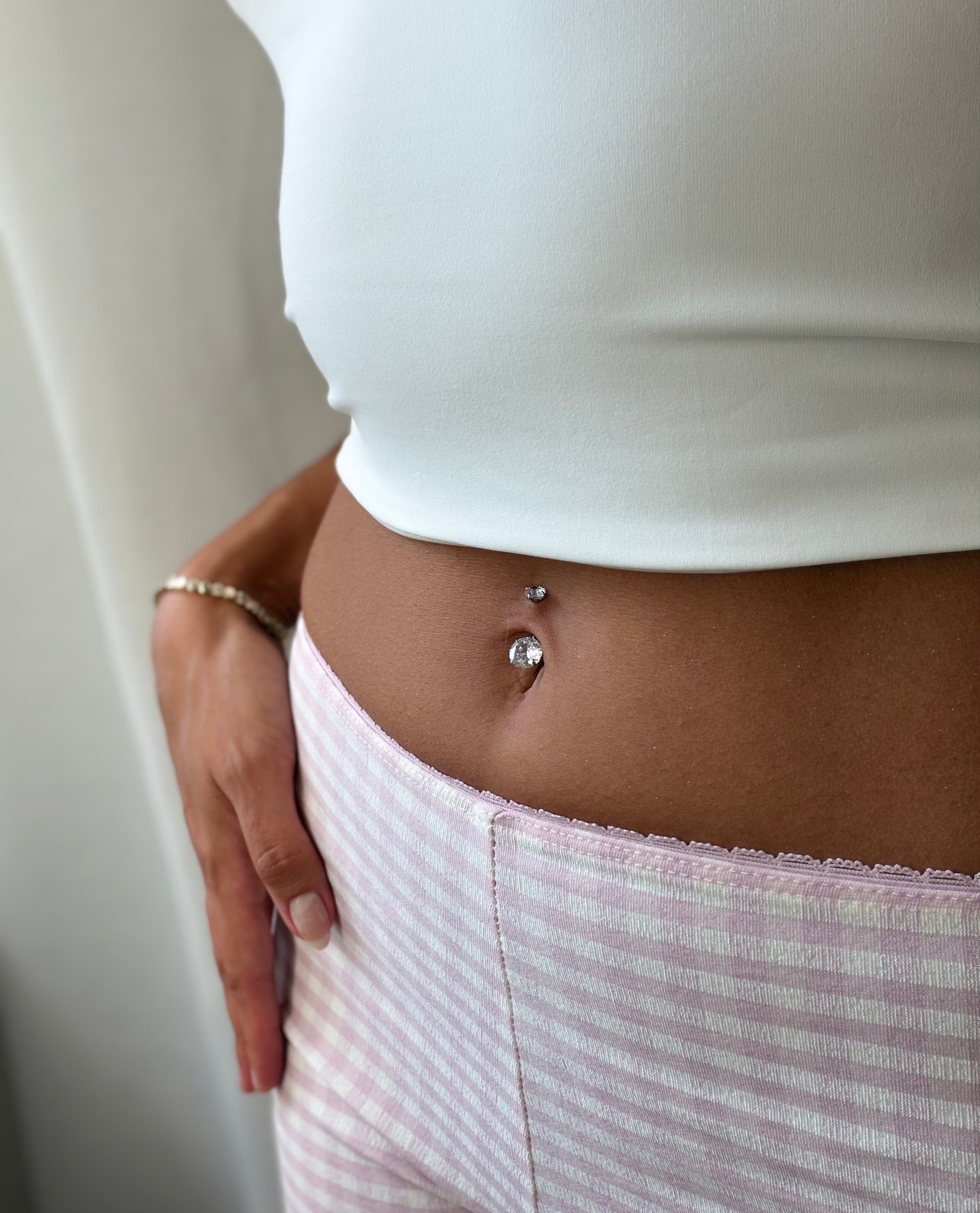 Klassisches Kristall-Bauchnabelpiercing