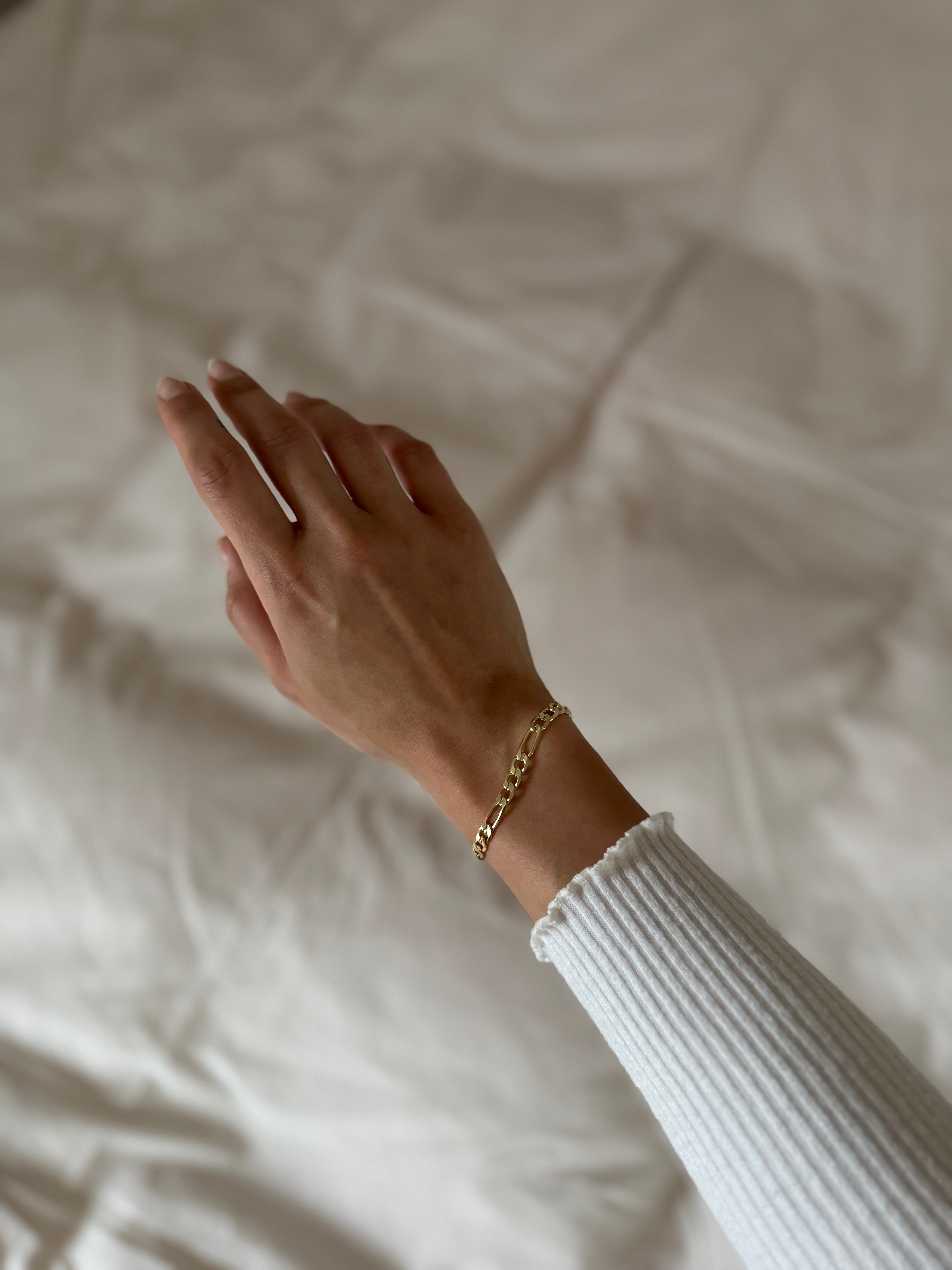 Goldfarbenes Gliederarmband im klassischen Design