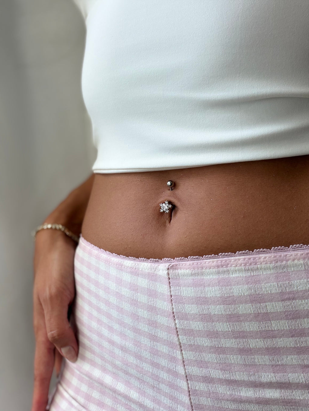 Funkelndes Schneeflocken-Bauchnabelpiercing