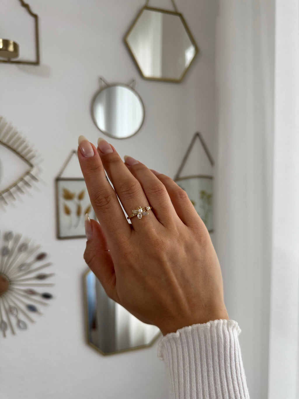 Goldring mit filigranem Bienenmotiv und Perlendetail