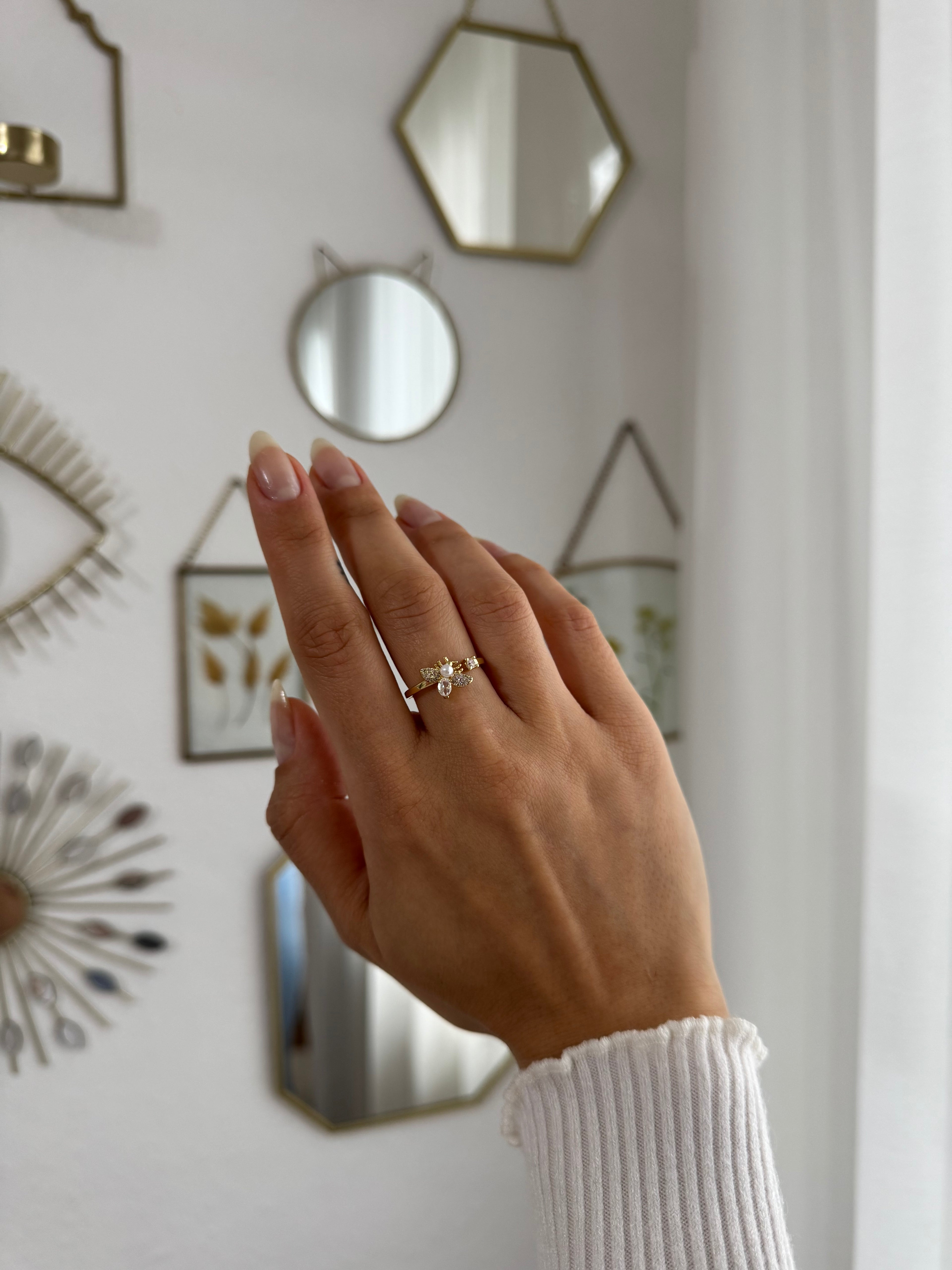Goldring mit filigranem Bienenmotiv und Perlendetail