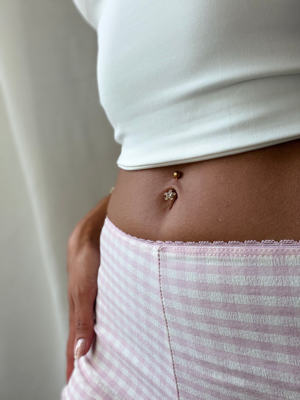 Funkelndes Schneeflocken-Bauchnabelpiercing