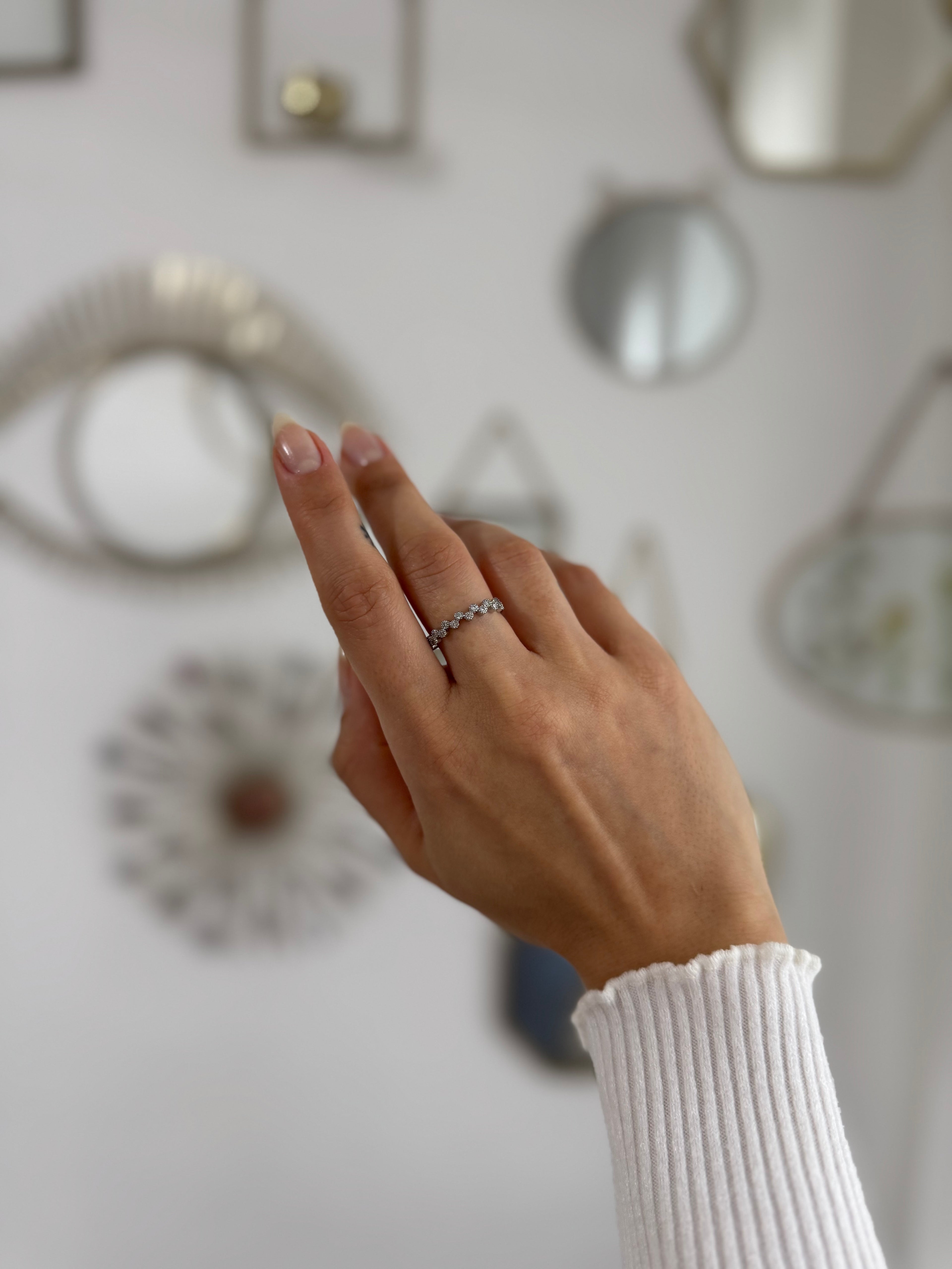 Silberner Steinring mit funkelnden Akzenten