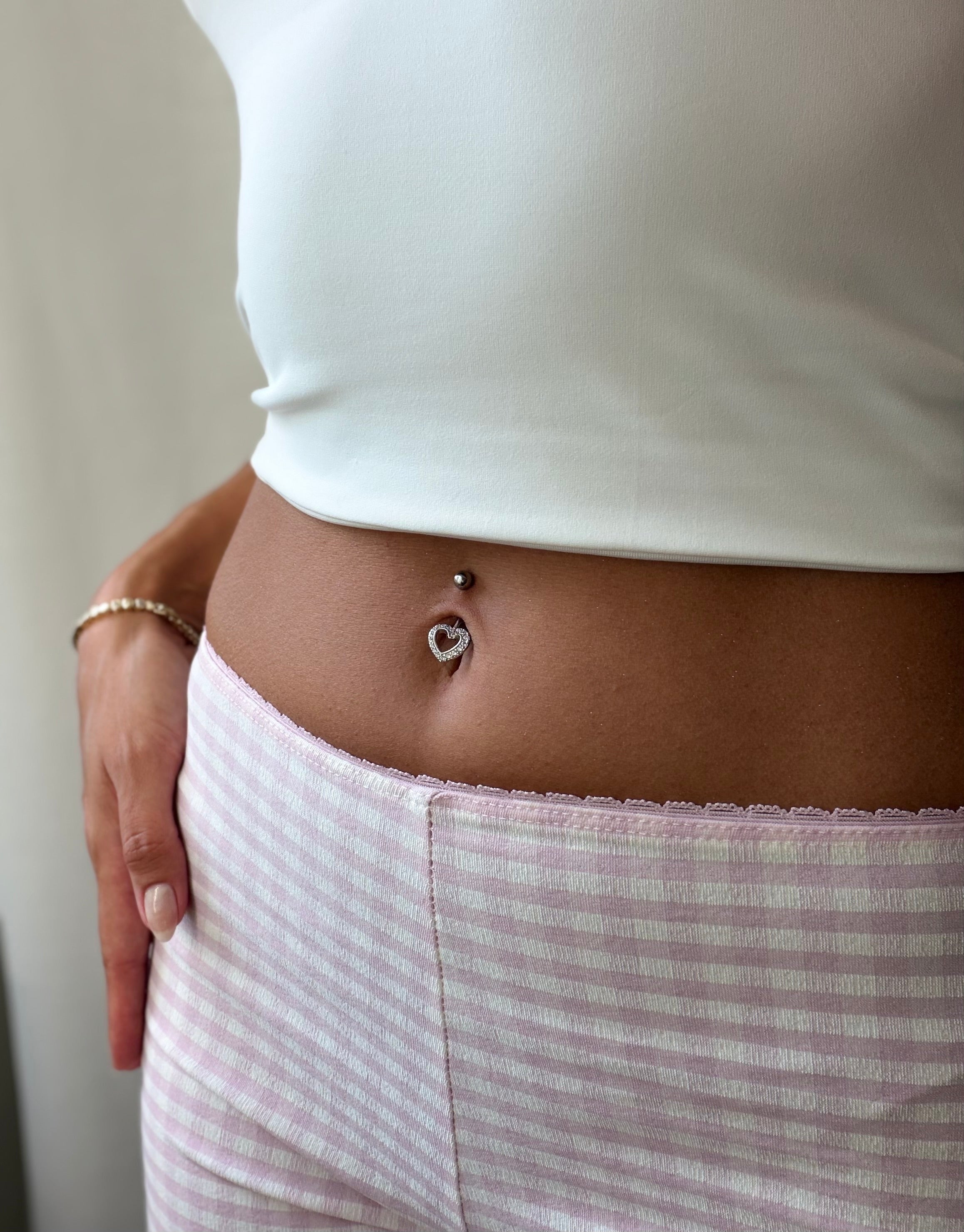 Bauchnabelpiercing mit offenem Kristallherz