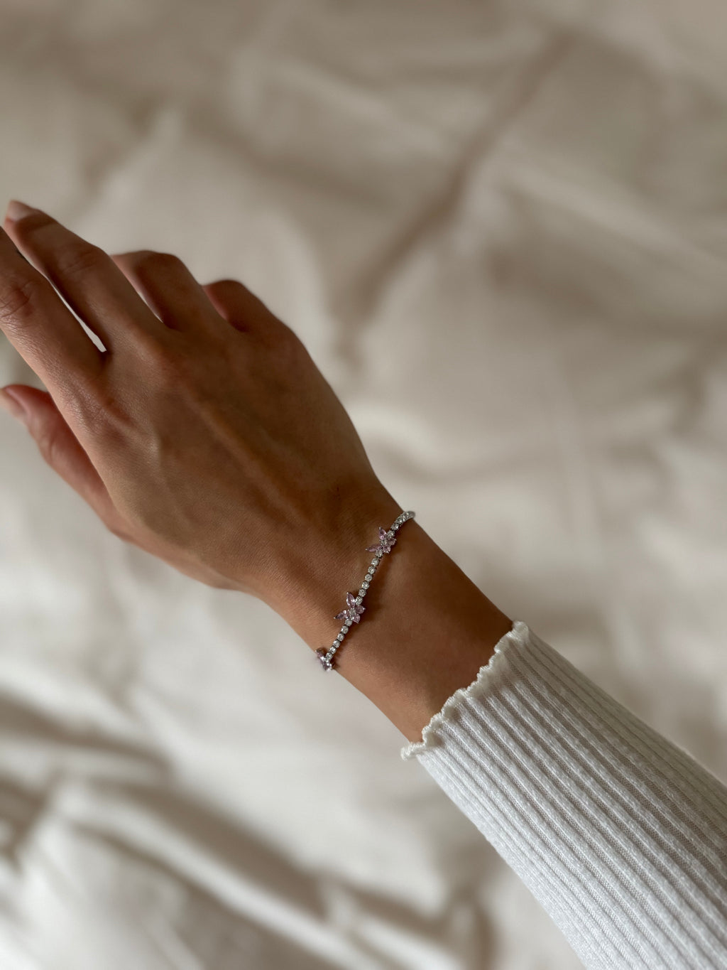 Silberfarbenes Schmetterlingsarmband mit rosa Zirkonia