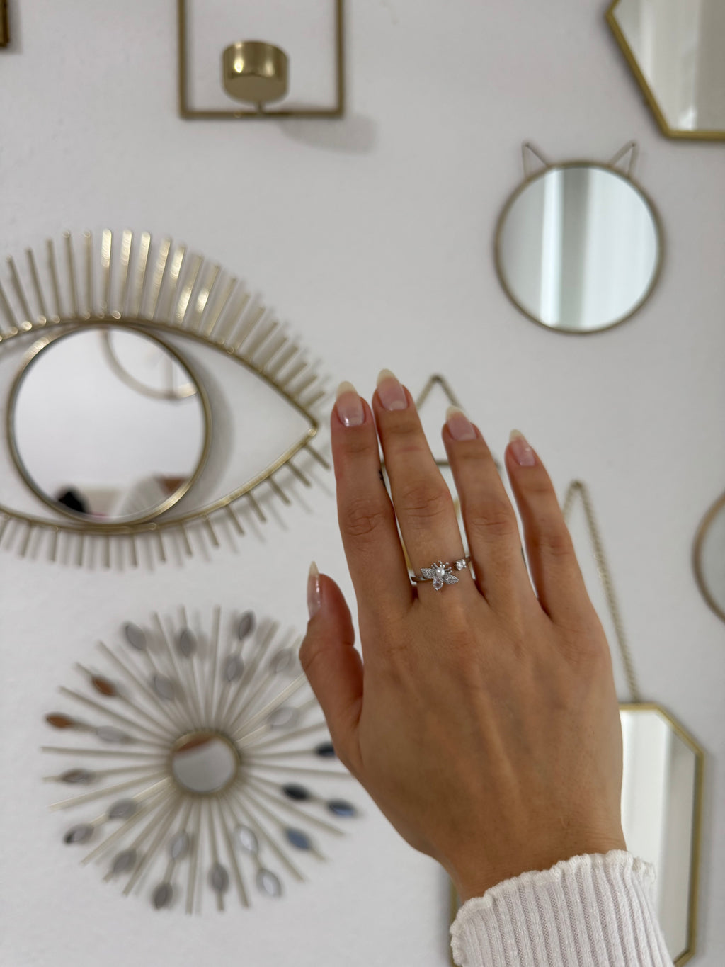 Silberring mit filigranem Bienenmotiv und Perlendetail