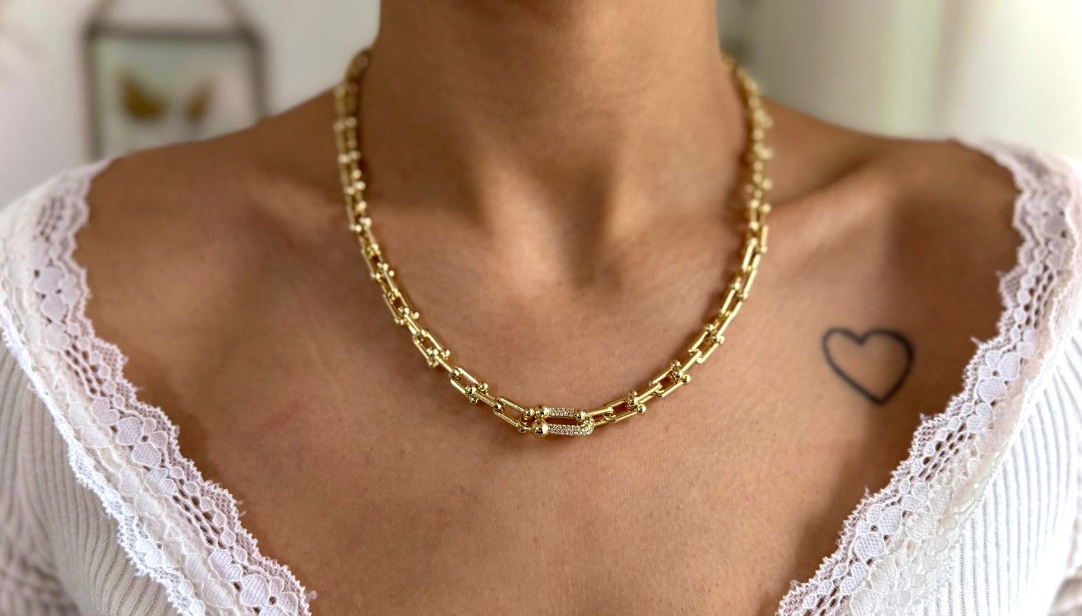 Goldfarbene Gliederkette mit Kugeldetails