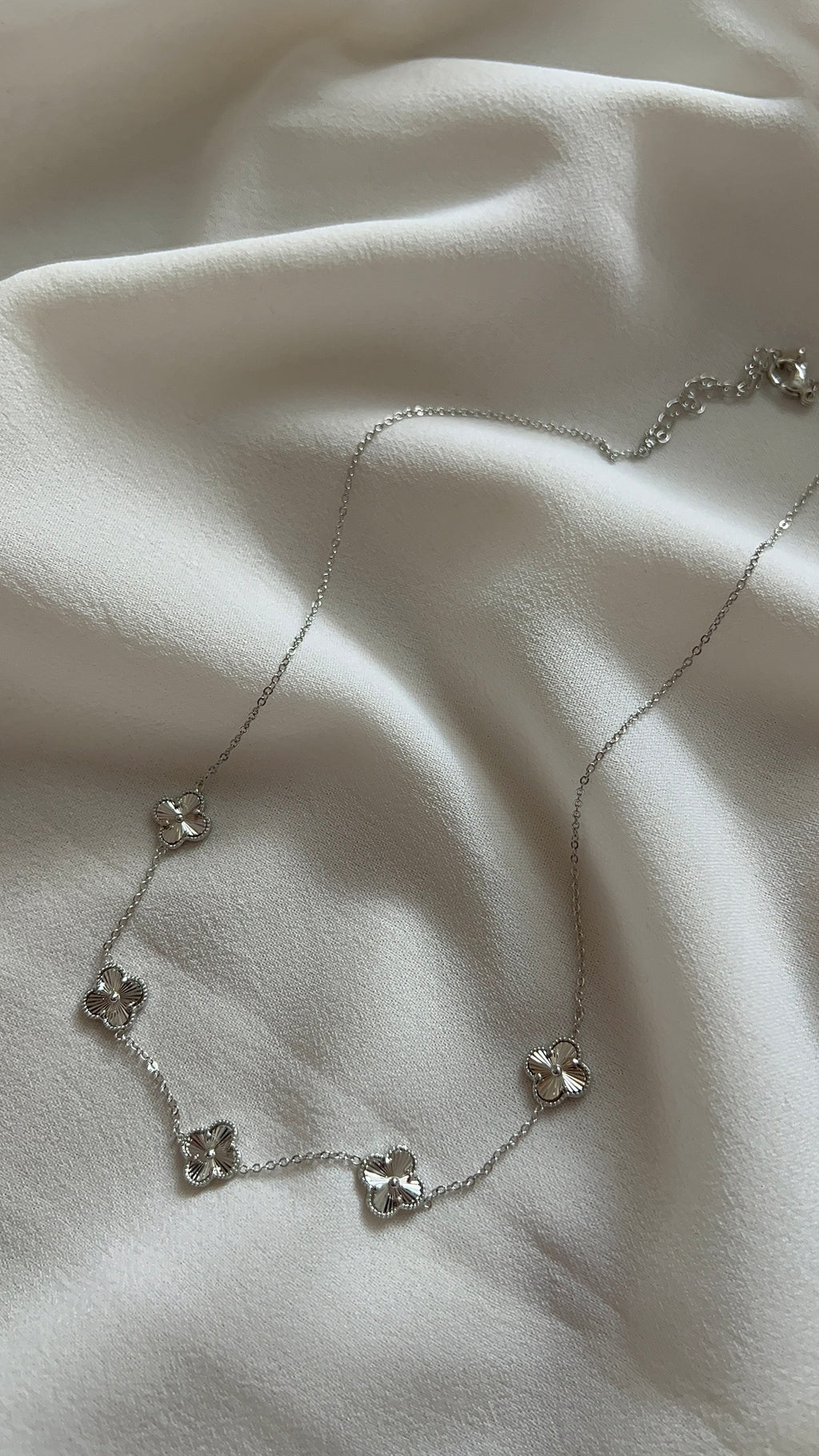 Silberfarbene Kette mit Kleeblatt Motiven