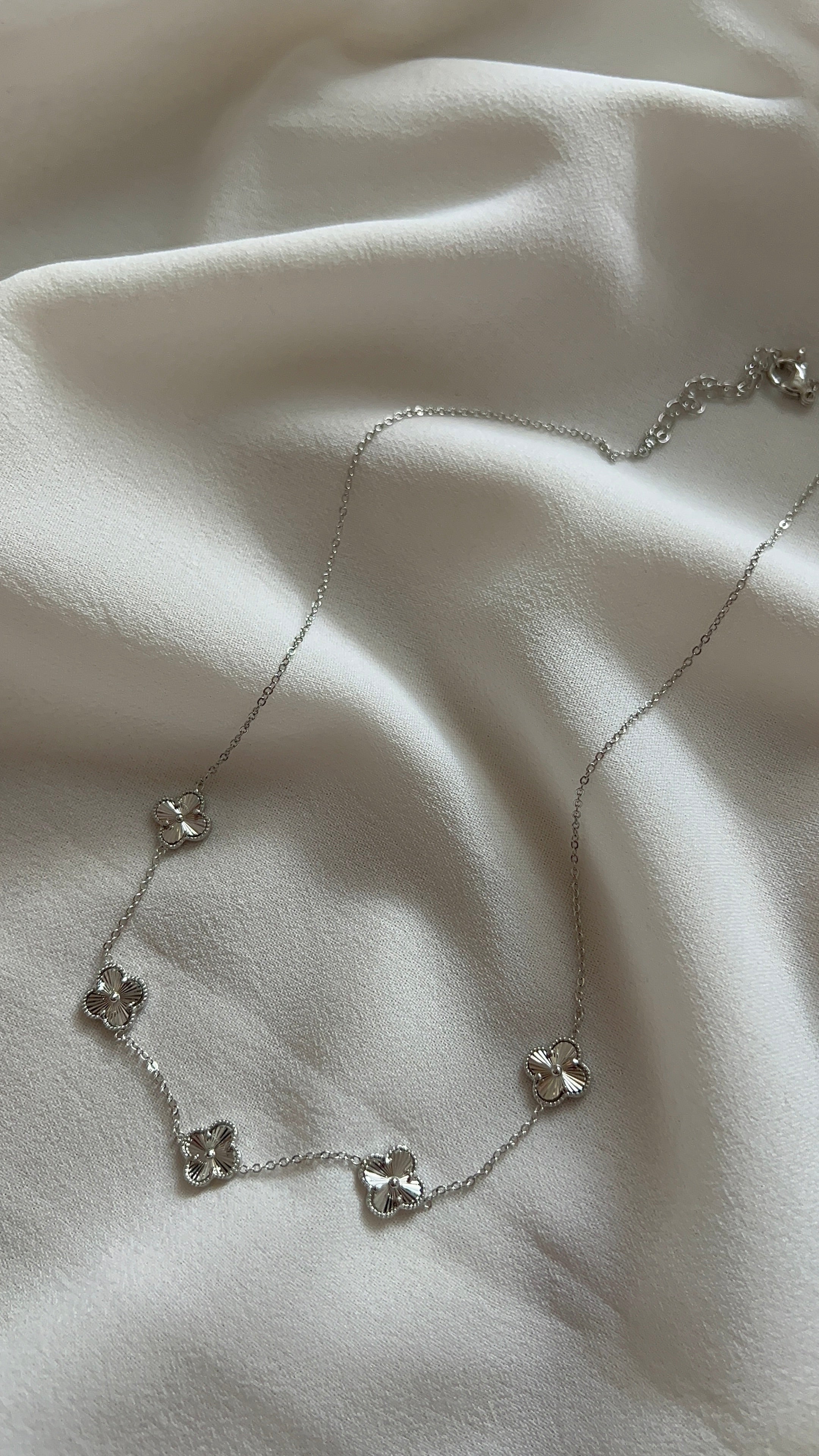 Silberfarbene Kette mit Kleeblatt Motiven