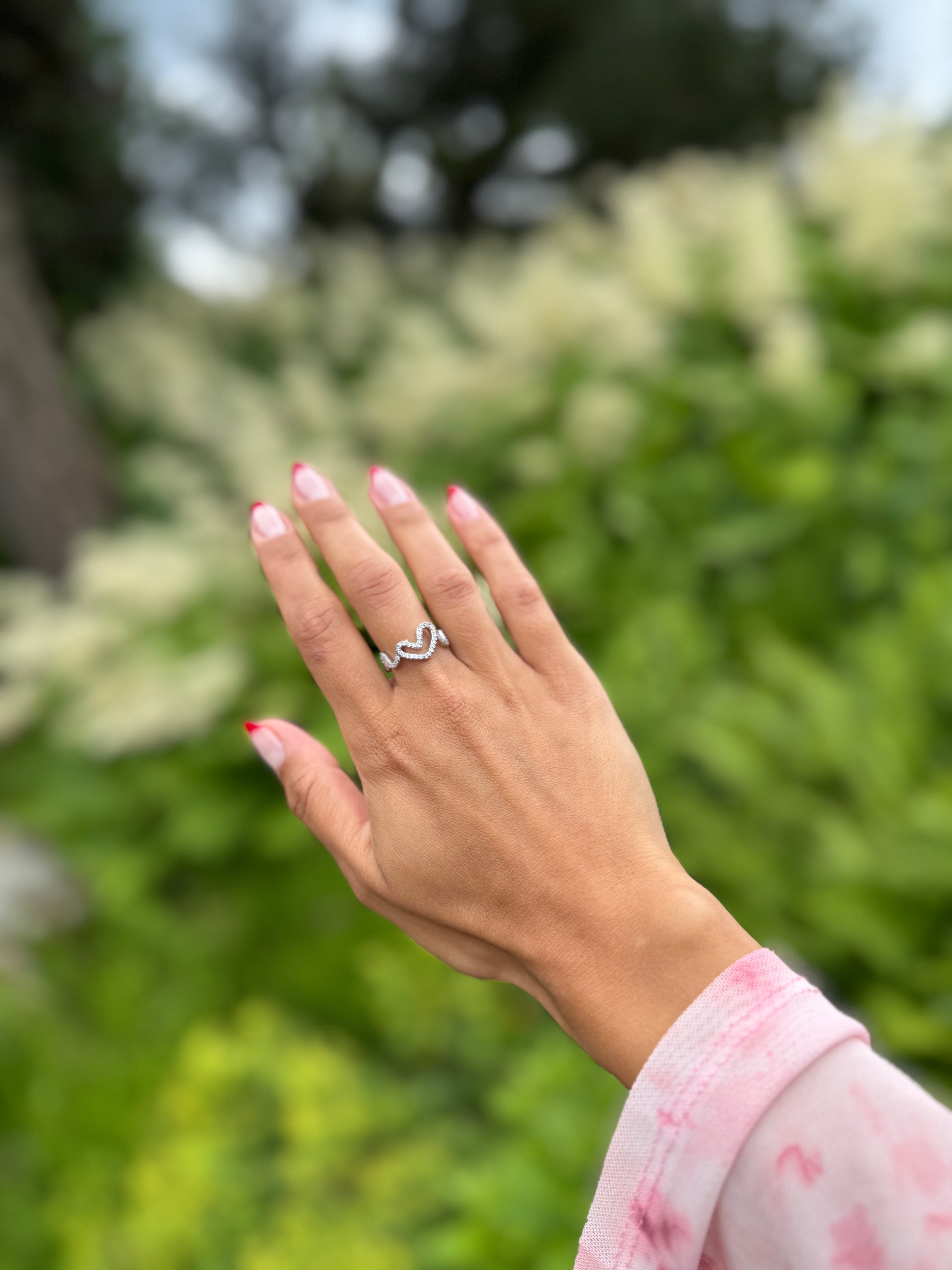 Herzring mit funkelnden Zirkonia