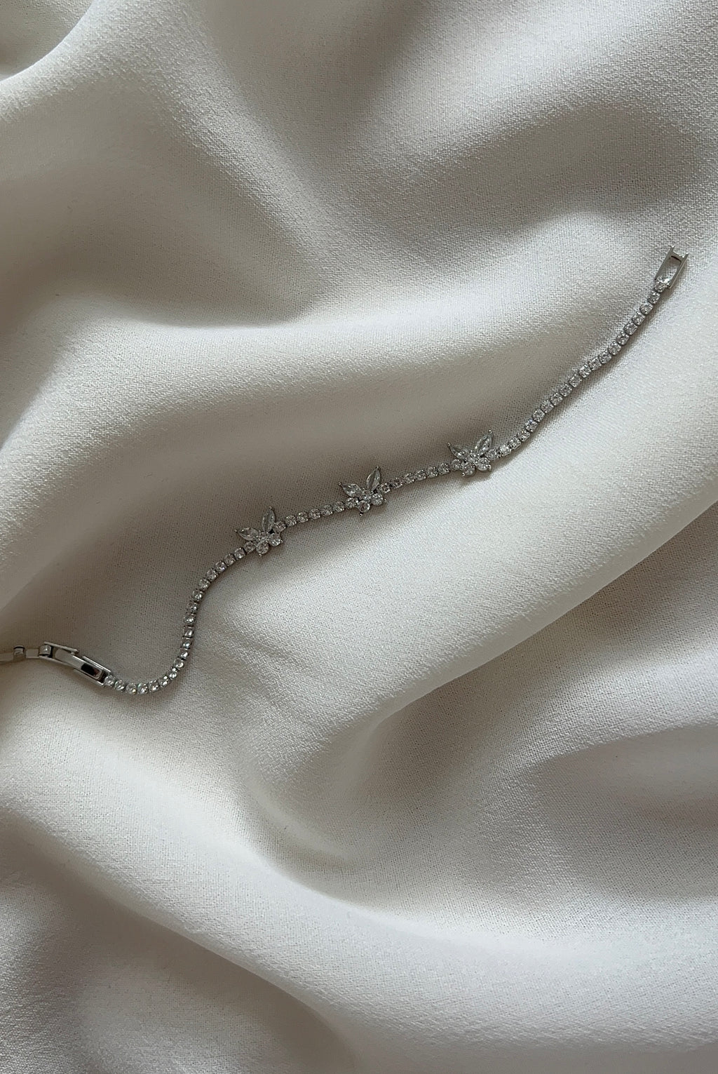 Silberfarbenes Schmetterlingsarmband mit Zirkonia