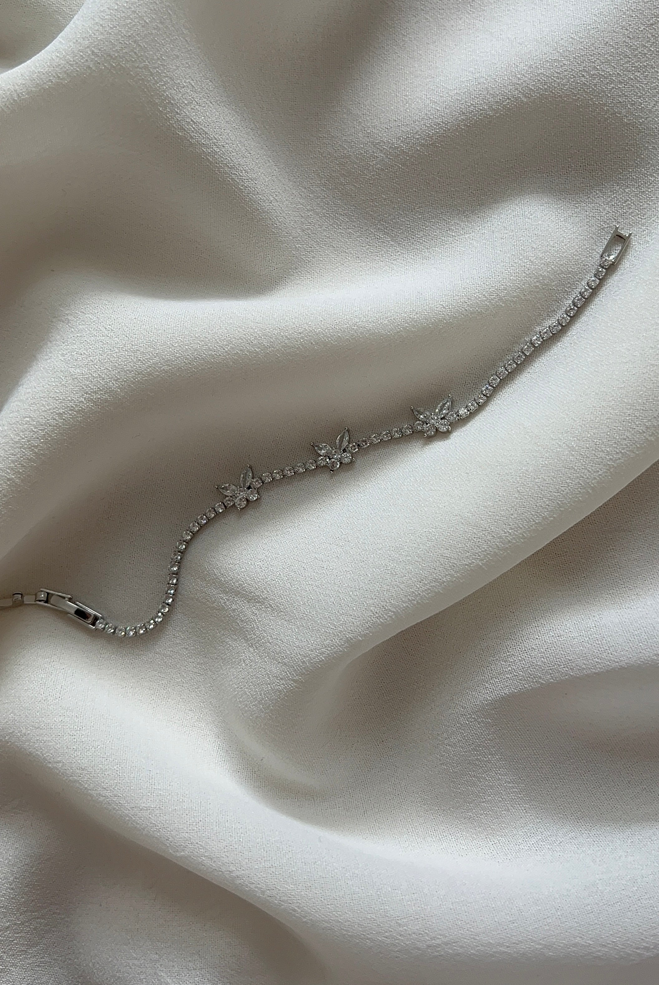 Silberfarbenes Schmetterlingsarmband mit Zirkonia