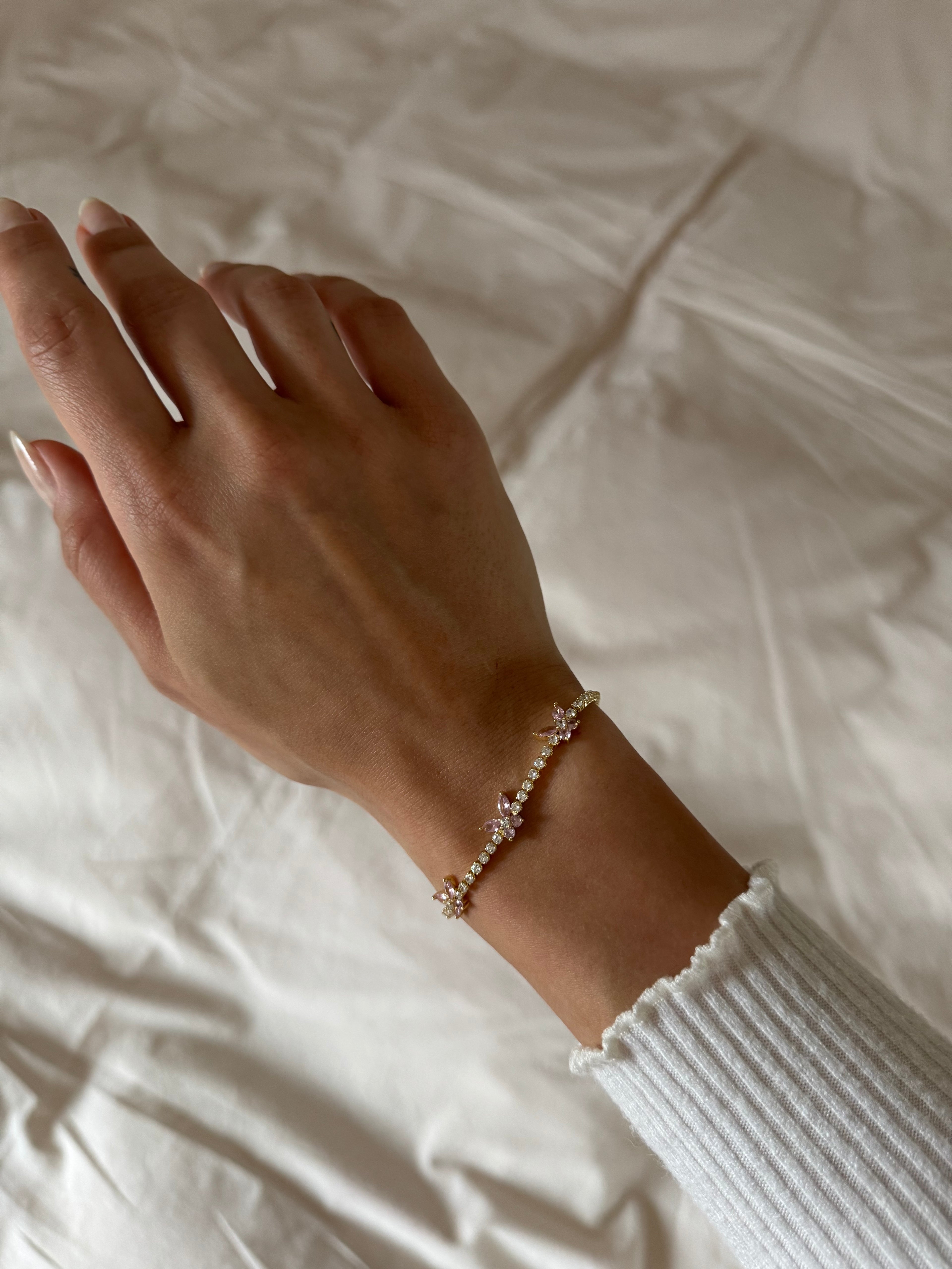 Goldfarbenes Schmetterlingsarmband mit rosa Zirkonia