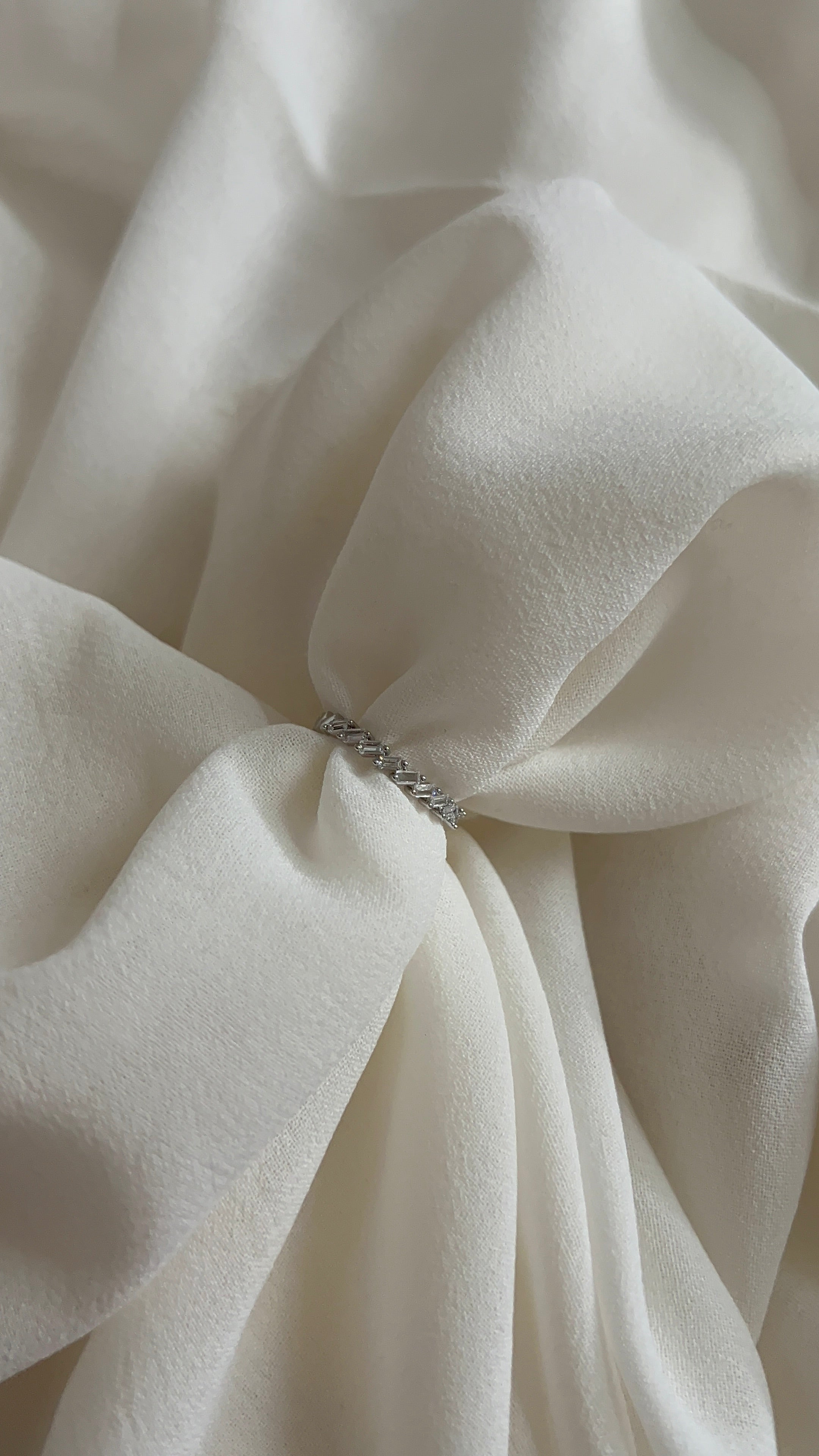 Silberfarbener Ring mit Zirkonia im Baguette Schliff