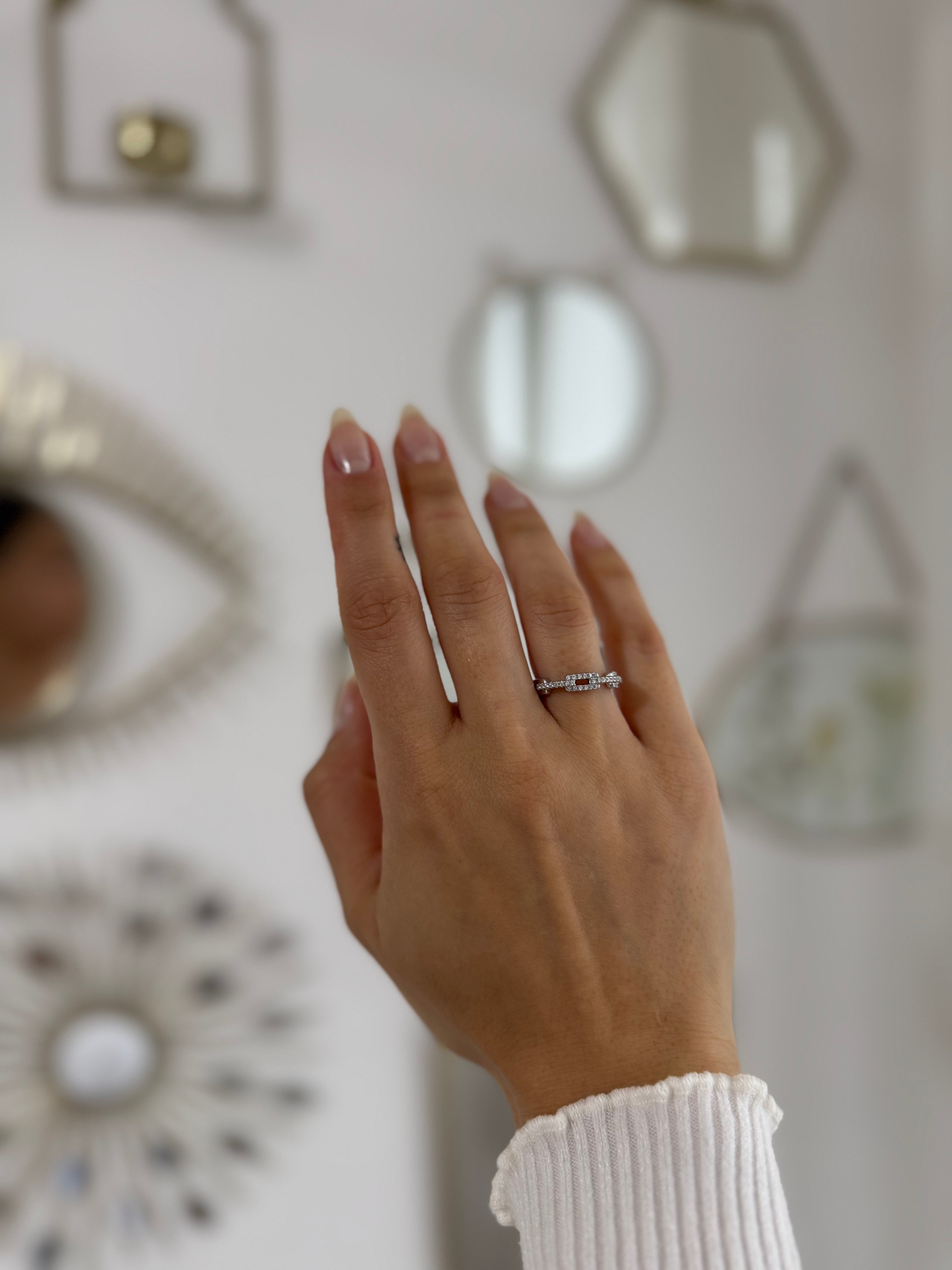 Eleganter Ring in Silberoptik mit funkelnden Details