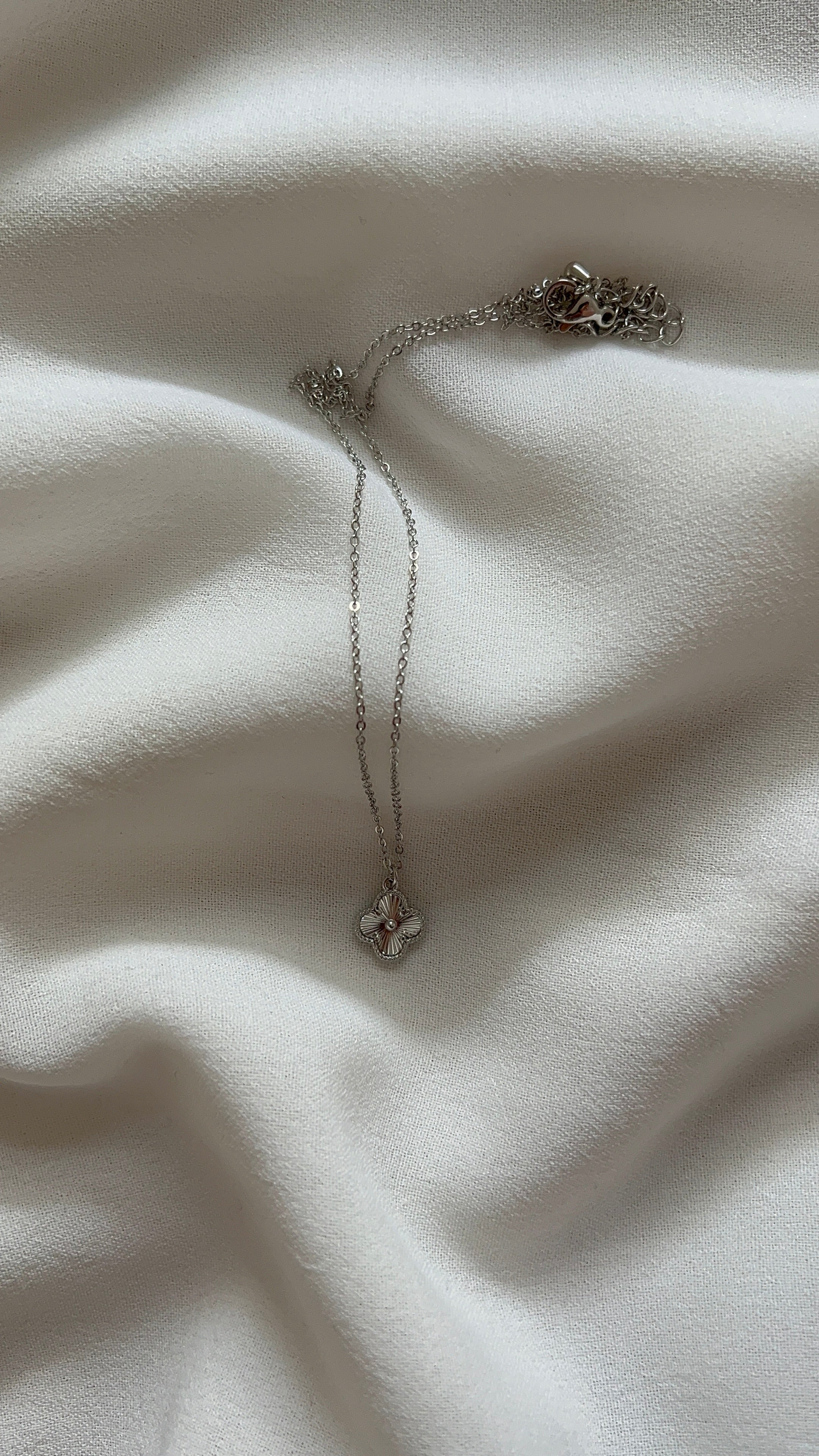 Silberfarbene Kette mit Kleeblatt Anhänger