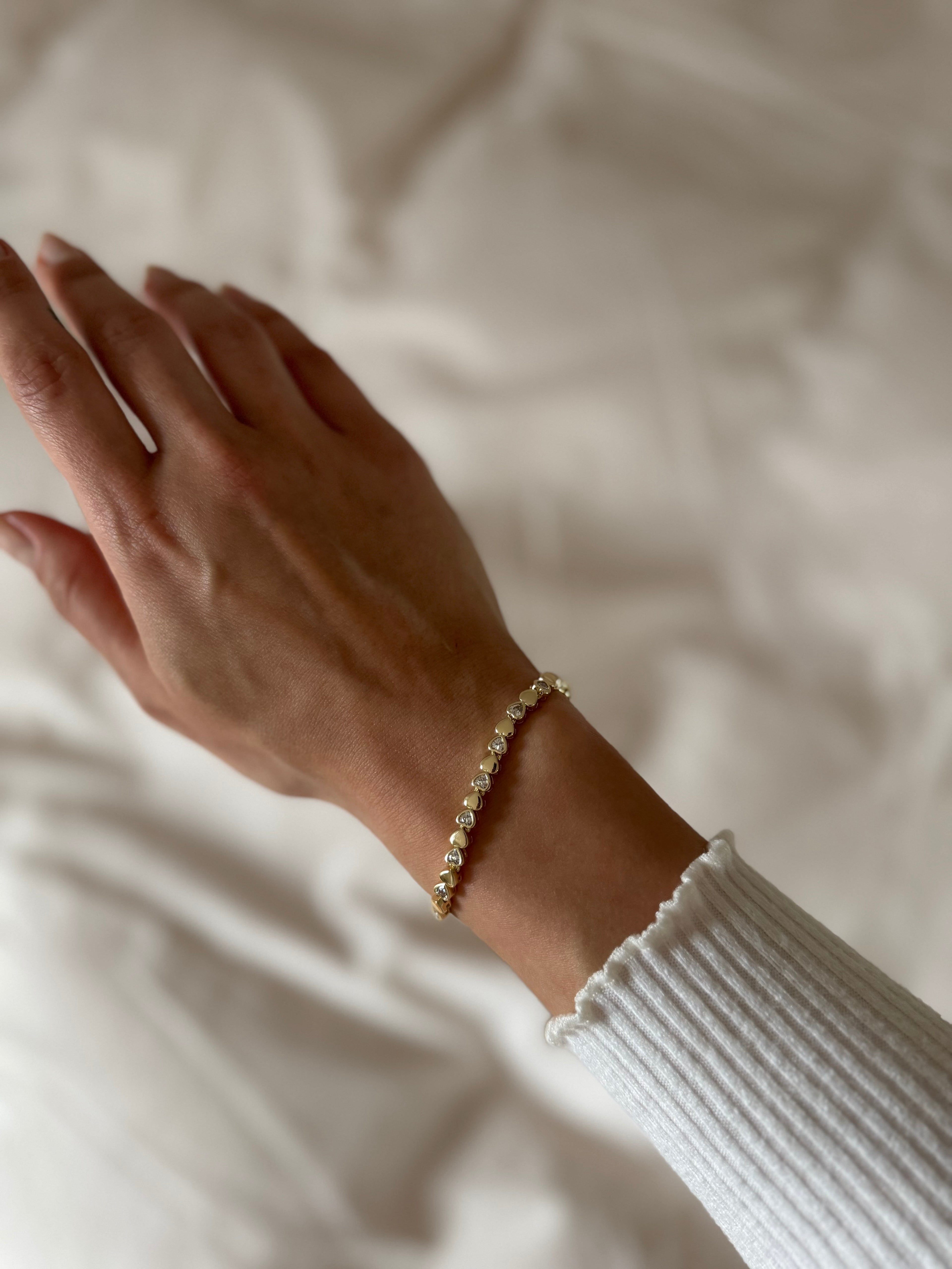 Goldfarbenes Herzarmband mit Zirkonia