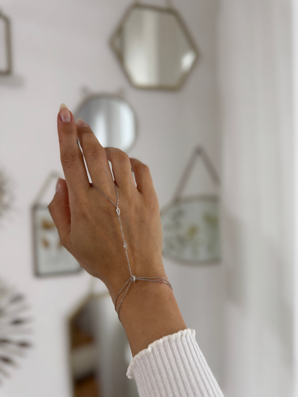 Silberfarbene Handkette mit feiner Gliederkette und Ringdetail