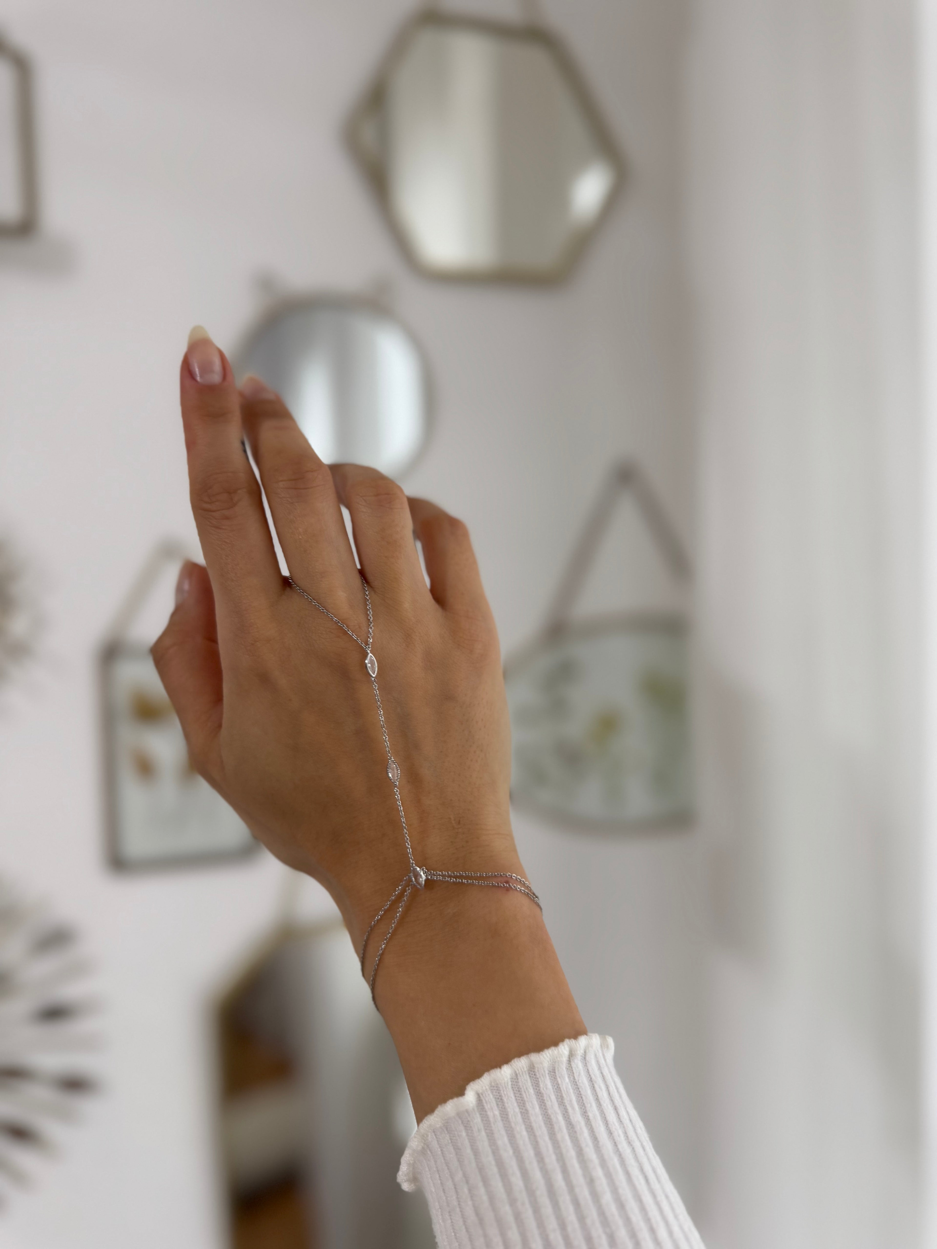 Silberfarbene Handkette mit feiner Gliederkette und Ringdetail