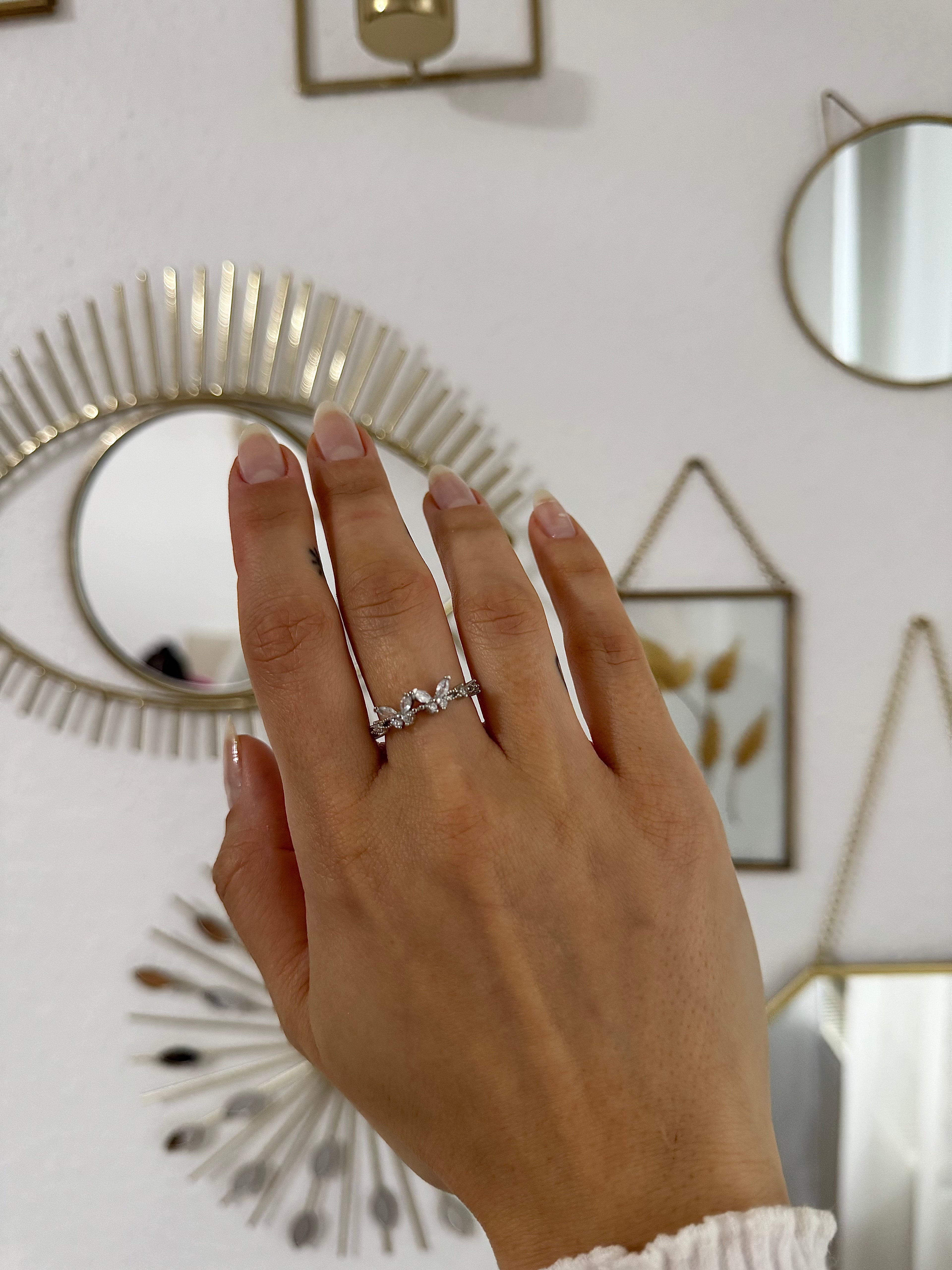 Silberring mit funkelnden Schmetterlingen