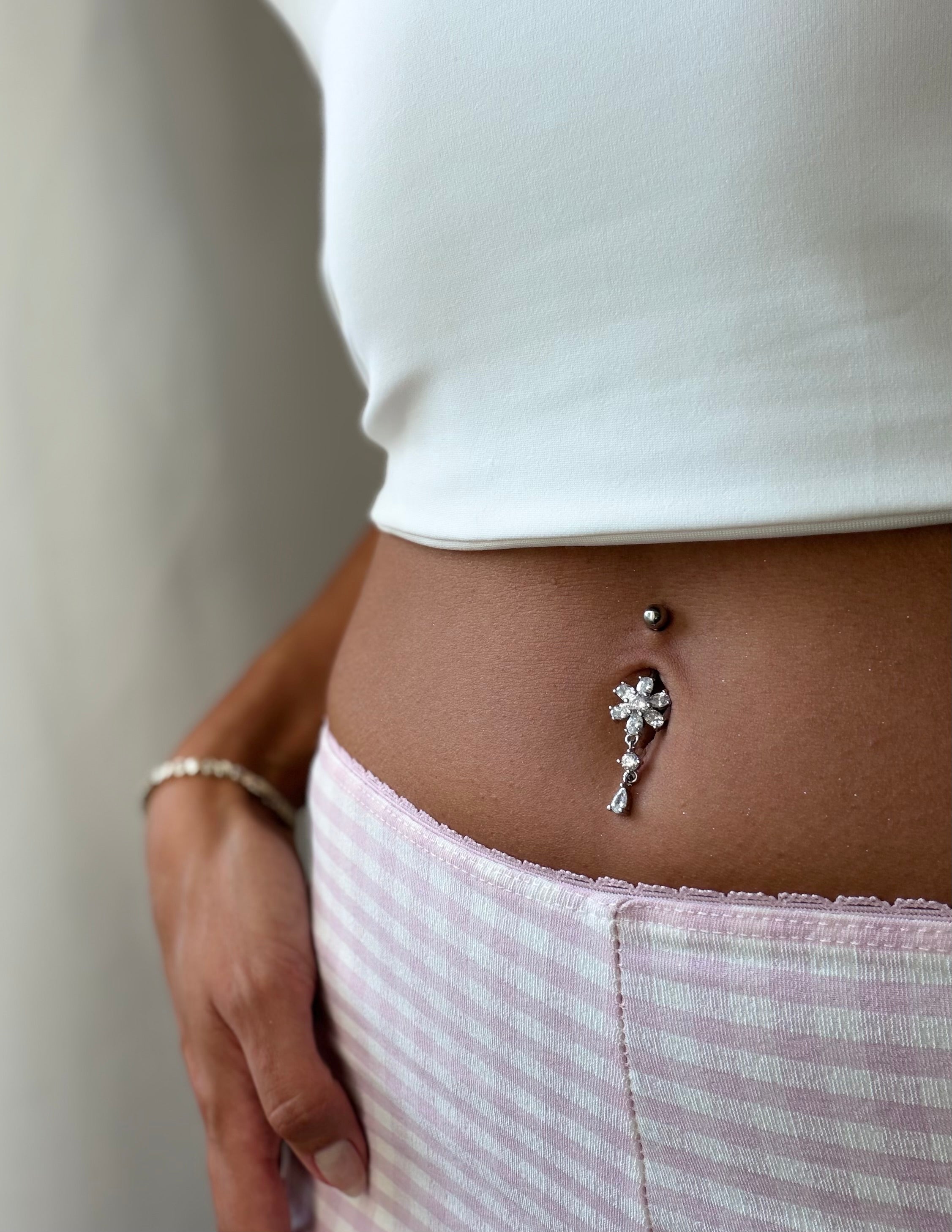 Kristallblüten-Bauchnabelpiercing mit Tropfenanhänger