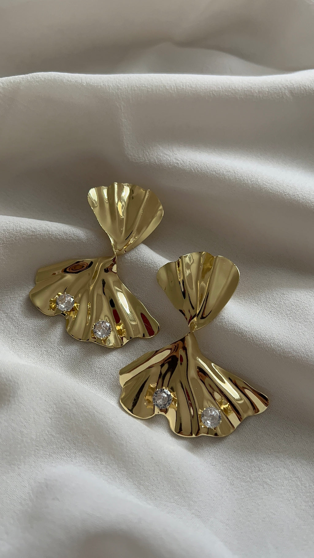 Goldfarbene Fächer Ohrringe mit Zirkonia