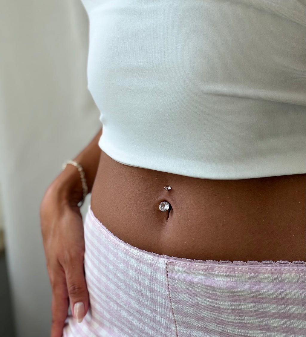 Klassisches Kristall-Bauchnabelpiercing