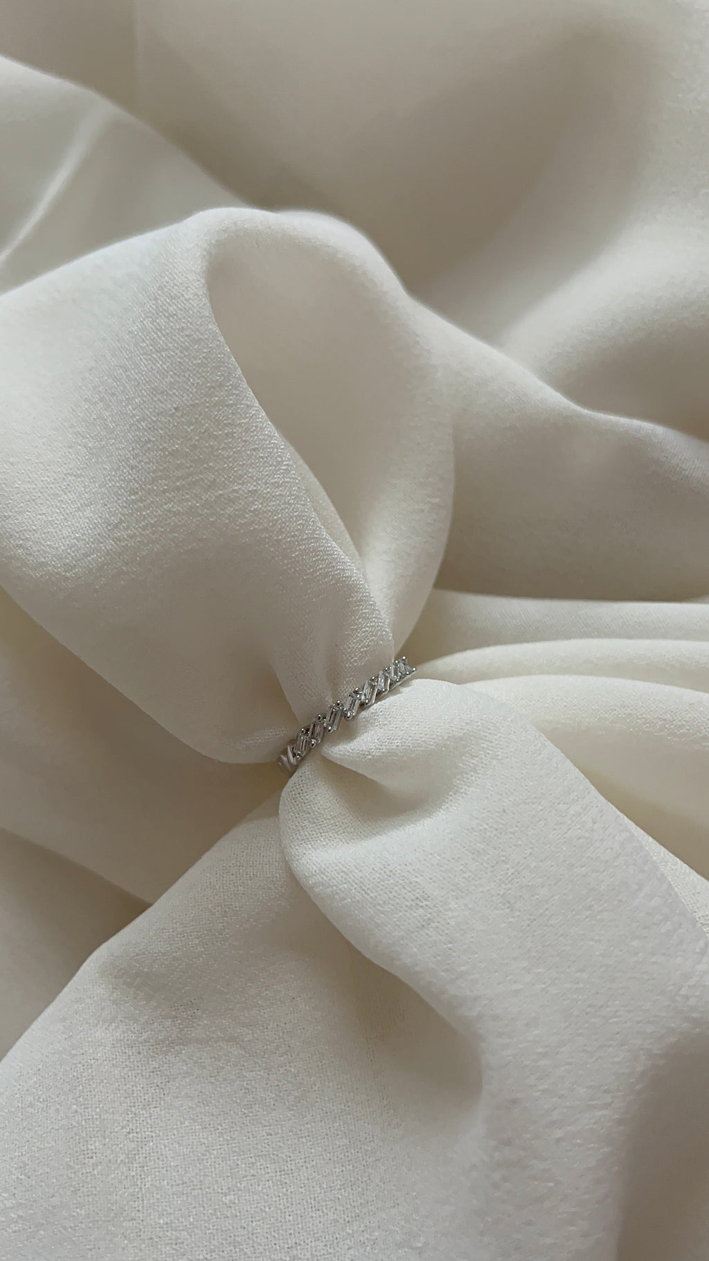 Silberfarbener Ring mit Zirkonia im Baguette Schliff
