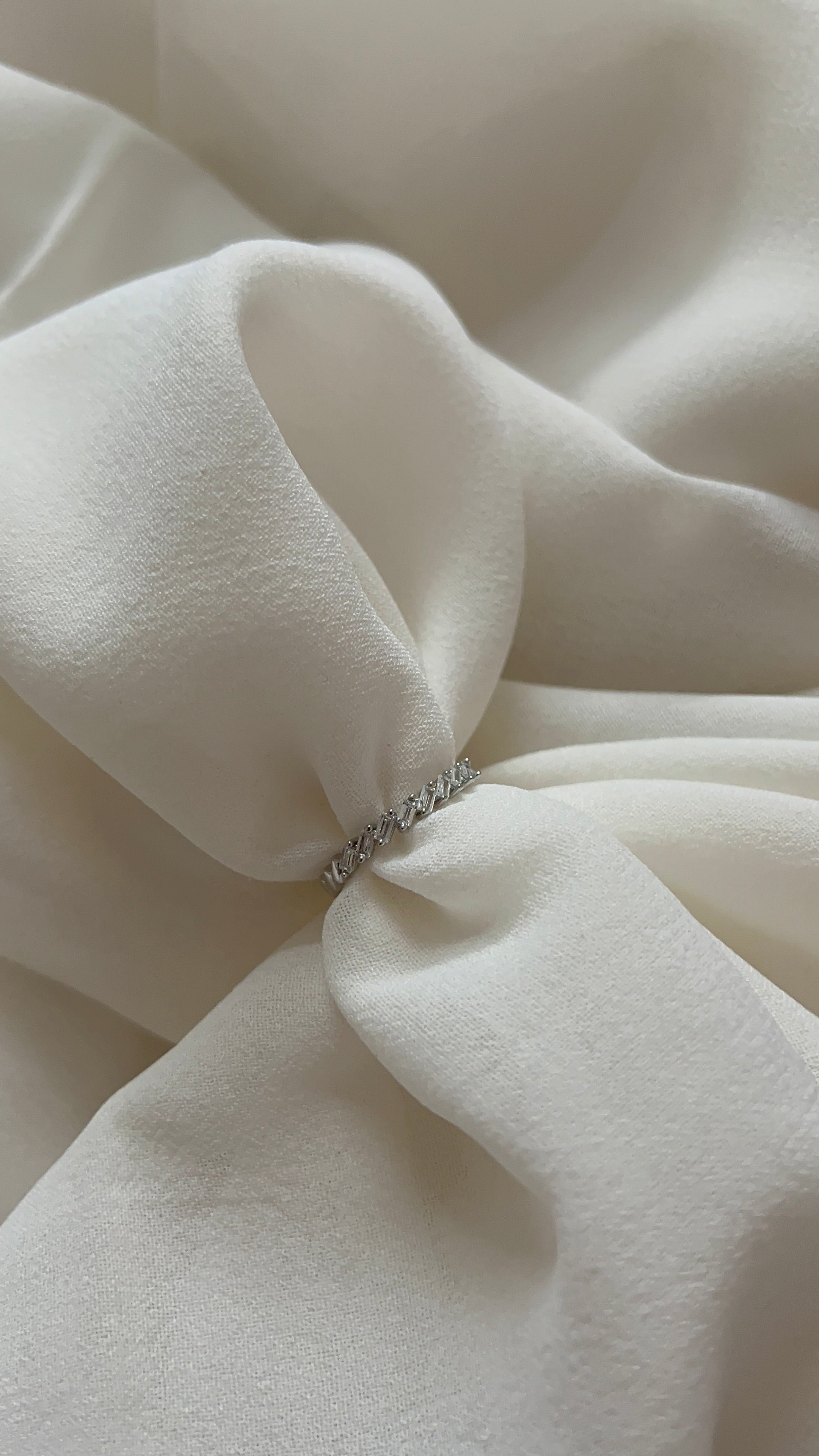 Silberfarbener Ring mit Zirkonia im Baguette Schliff