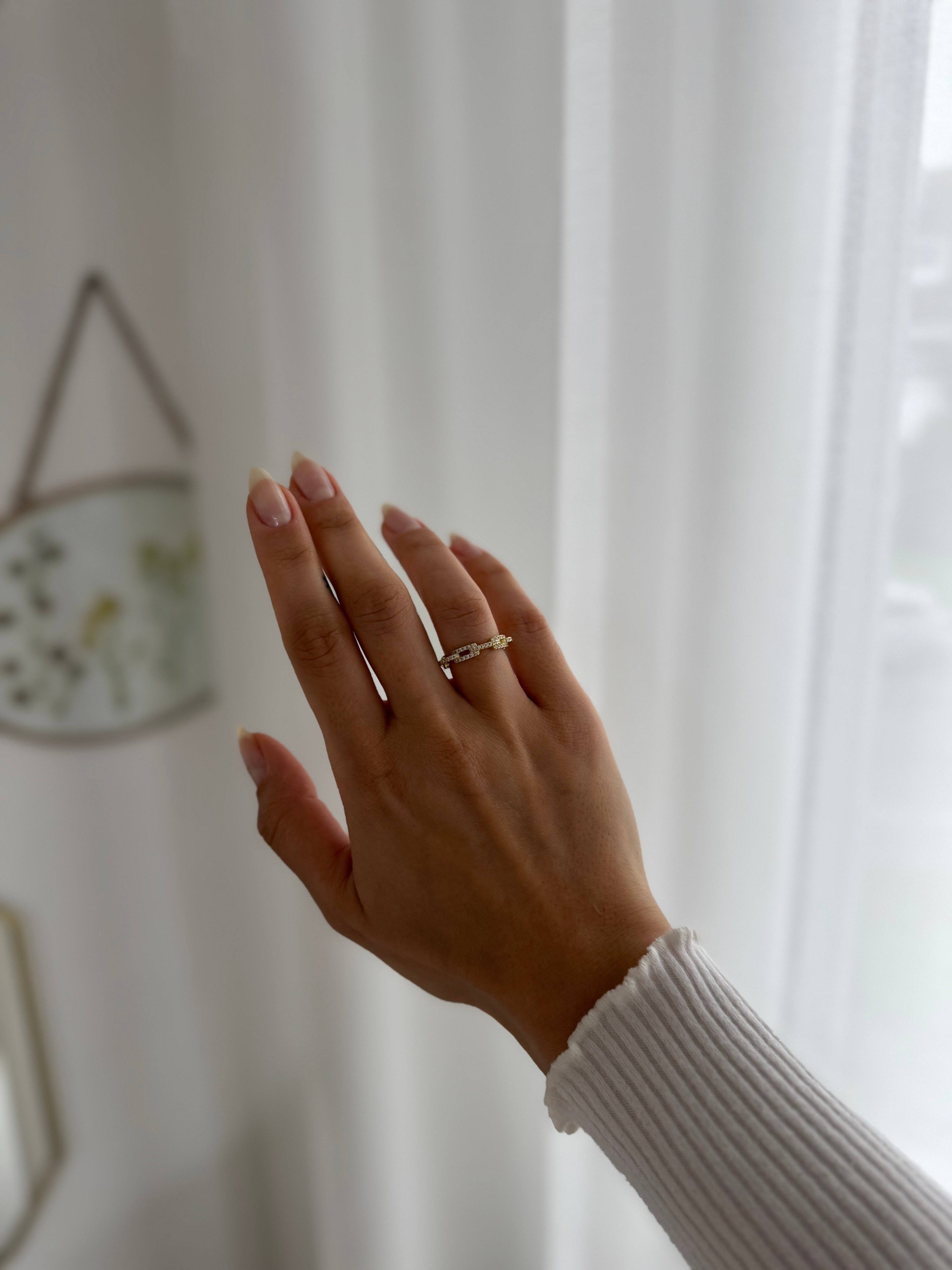 Eleganter Ring in Goldoptik mit funkelnden Details