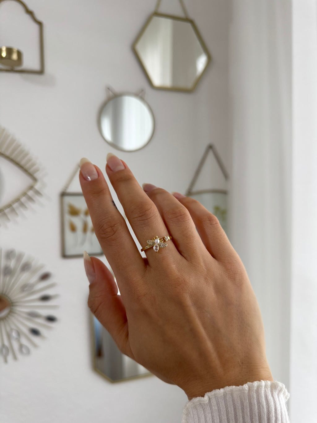 Goldring mit filigranem Bienenmotiv und Perlendetail