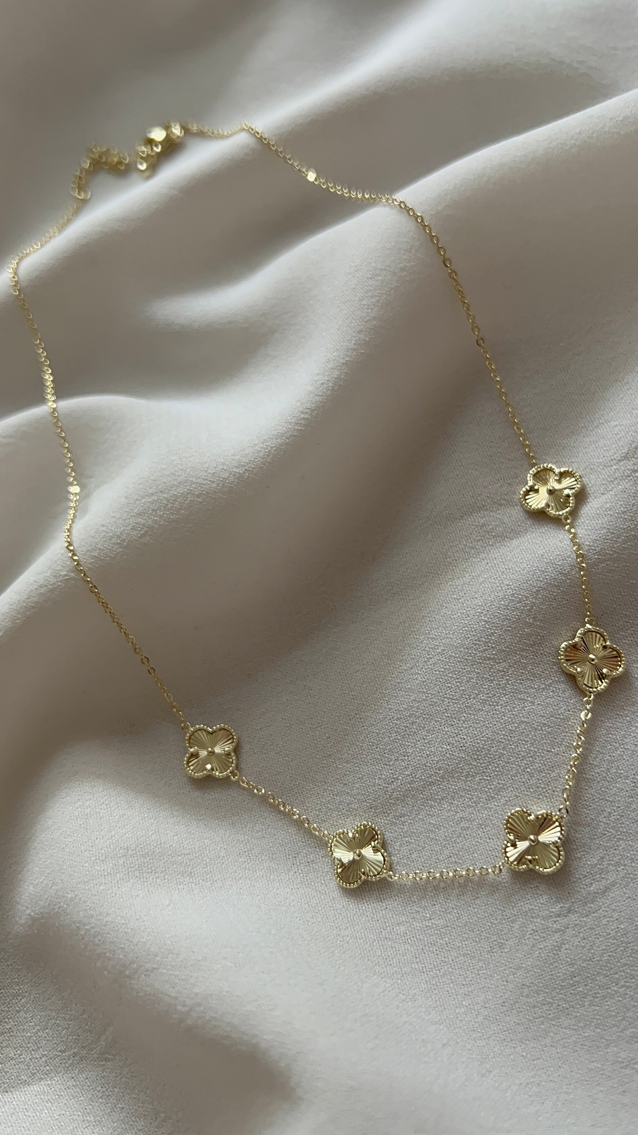 Goldfarbene Kette mit Kleeblatt Motiven