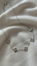 Silberfarbene Kette mit Kleeblatt Motiven