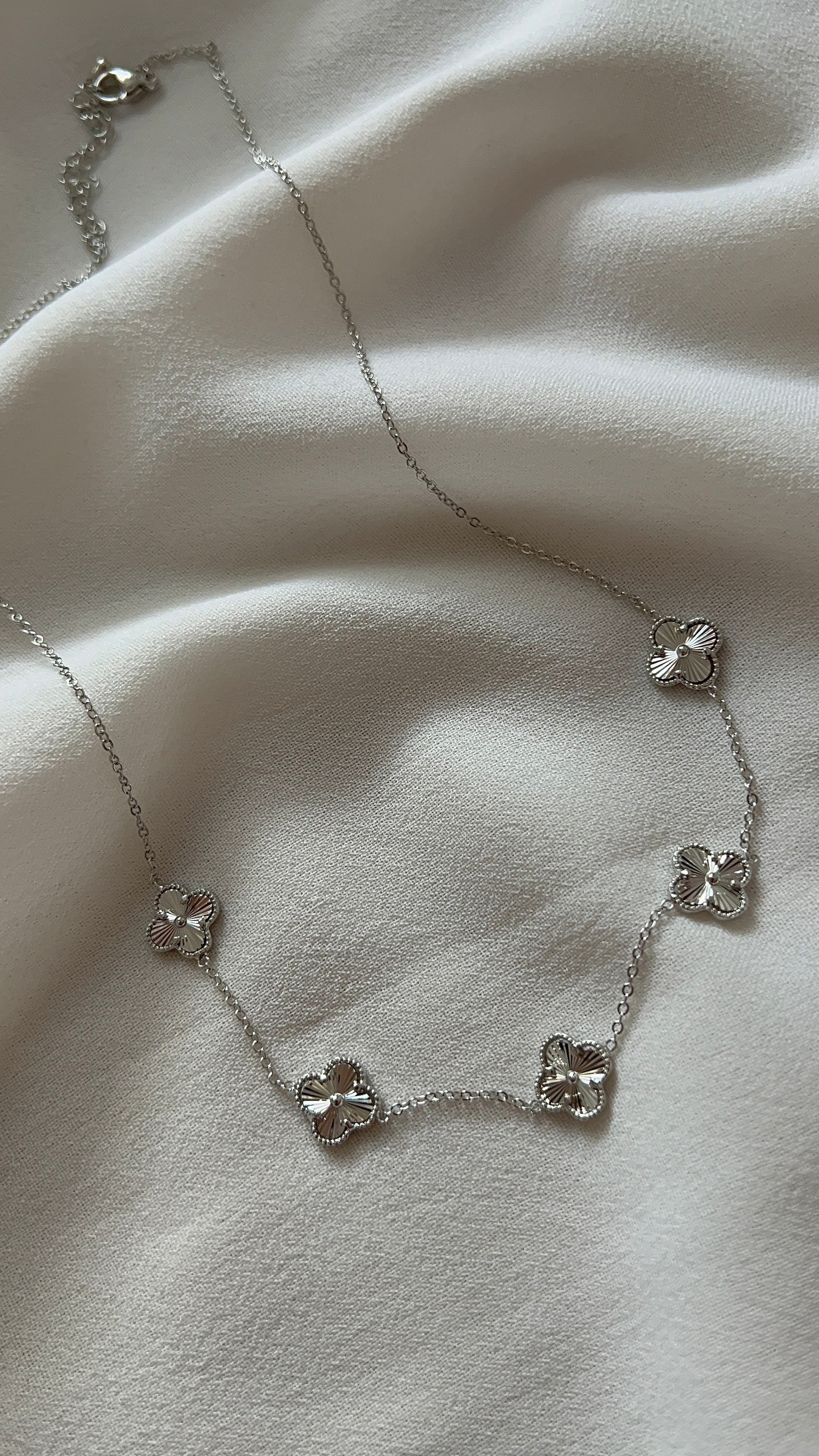 Silberfarbene Kette mit Kleeblatt Motiven