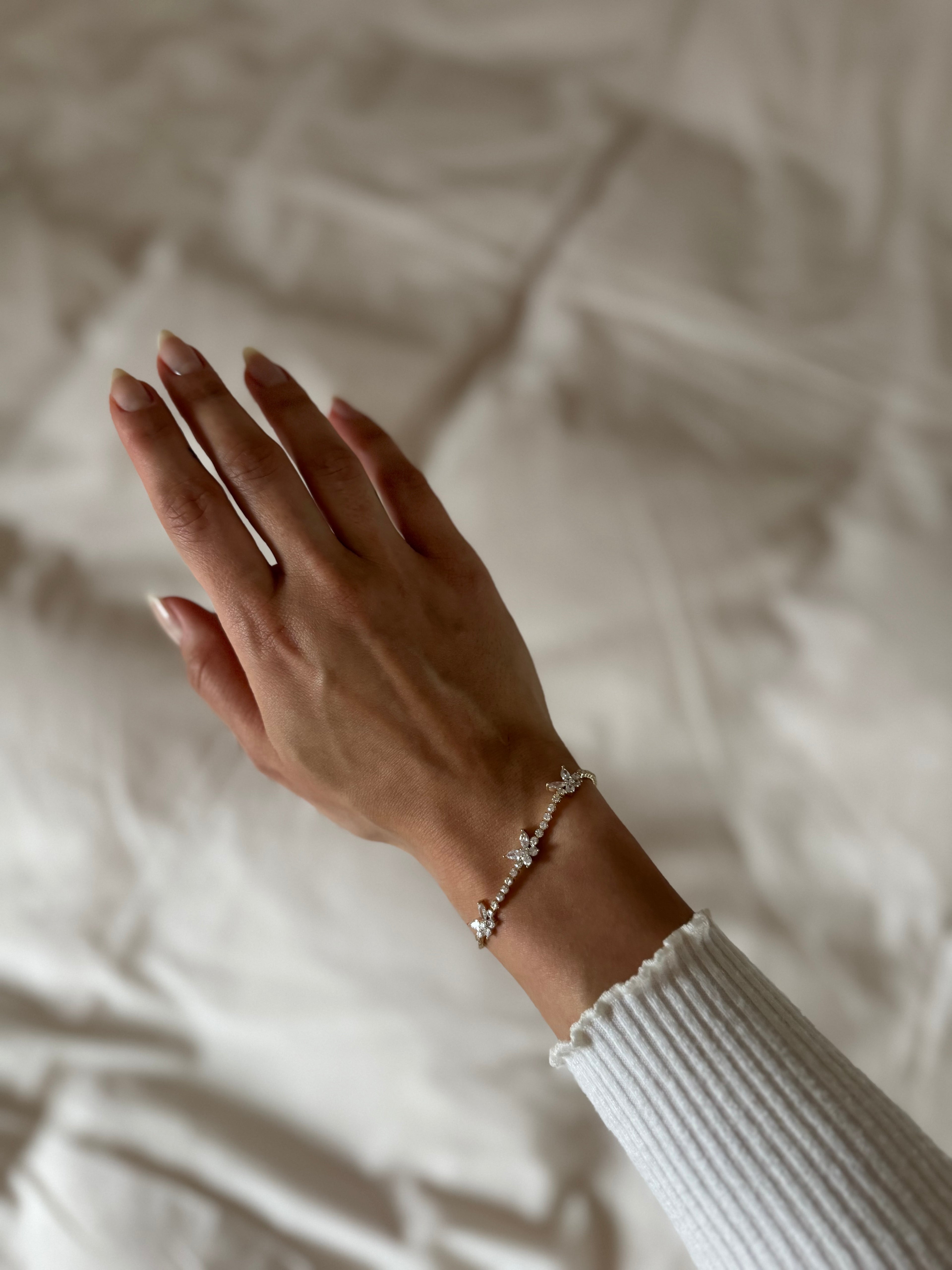 Goldfarbenes Schmetterlingsarmband mit Zirkonia