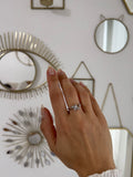 Silberring mit filigranem Bienenmotiv und Perlendetail