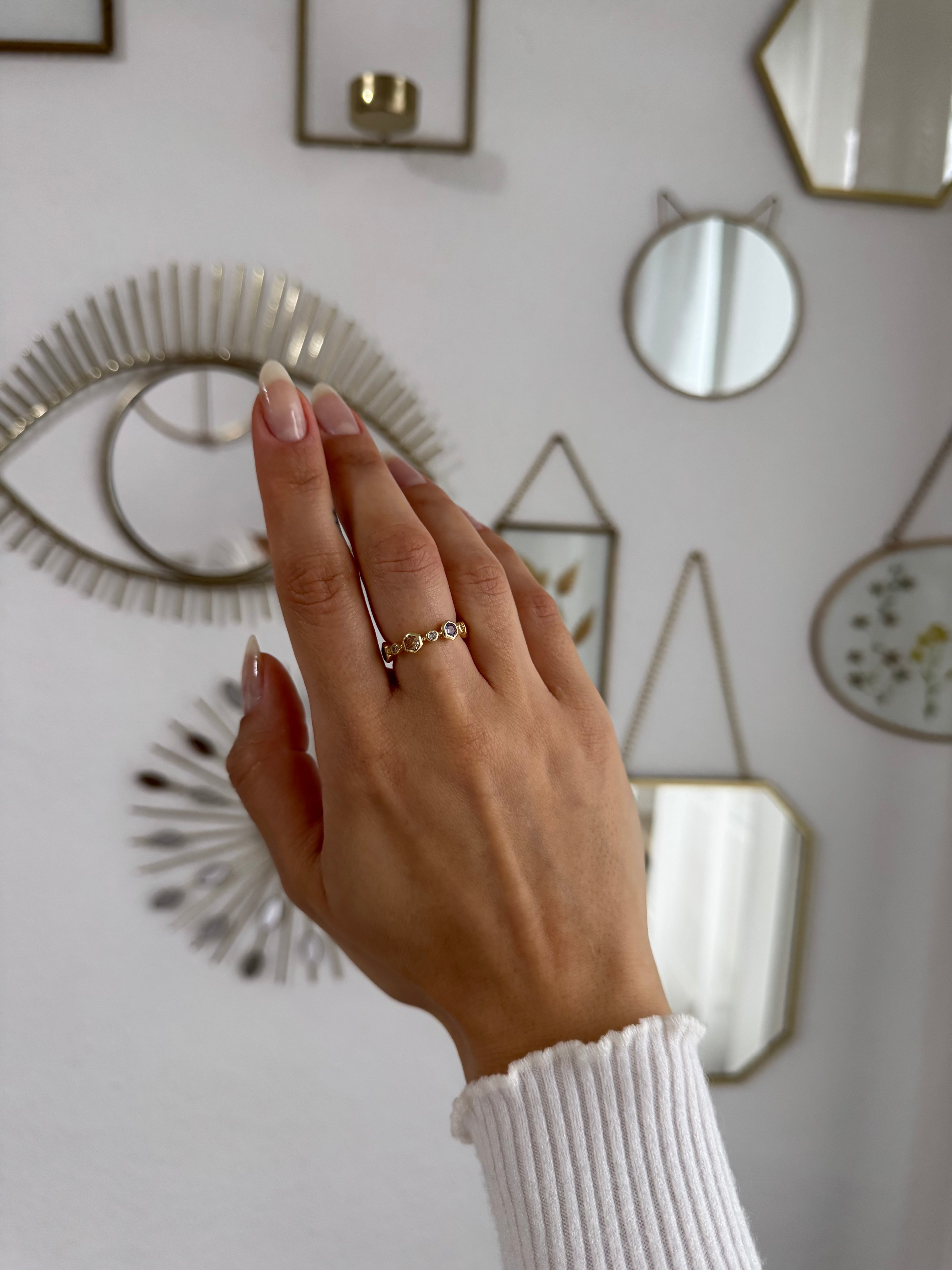 Schmaler Goldring mit bunten Steinen