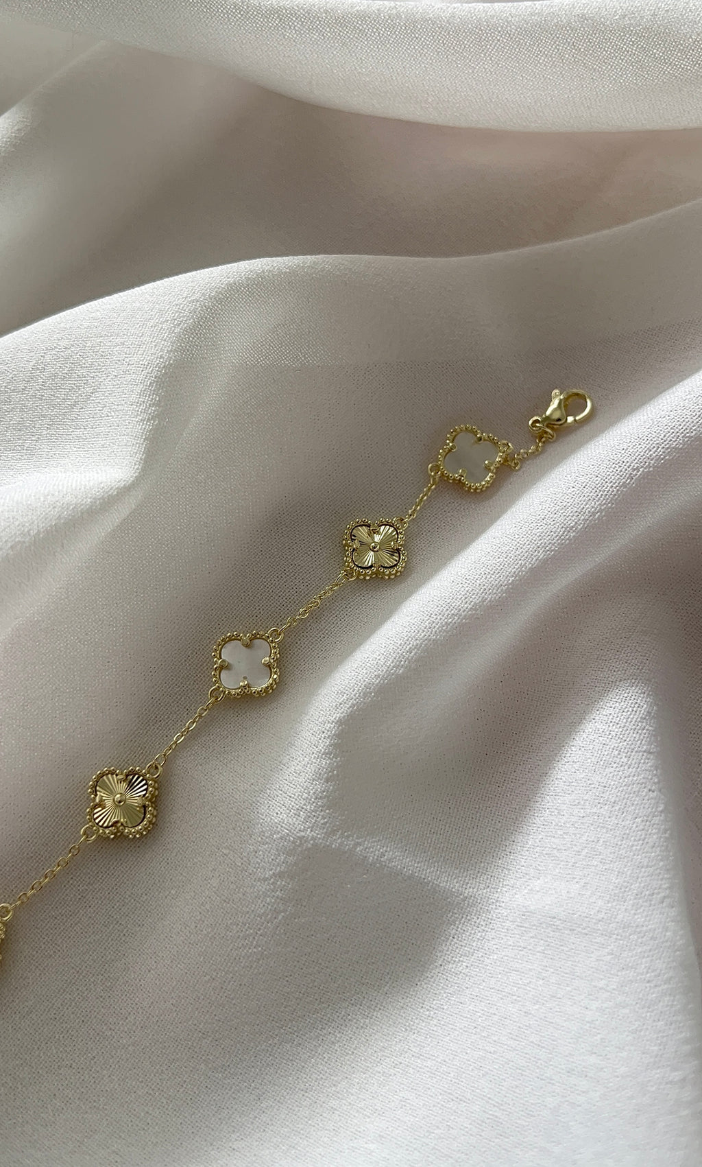 Gold-weißes Kleeblatt Armband mit filigranen Details