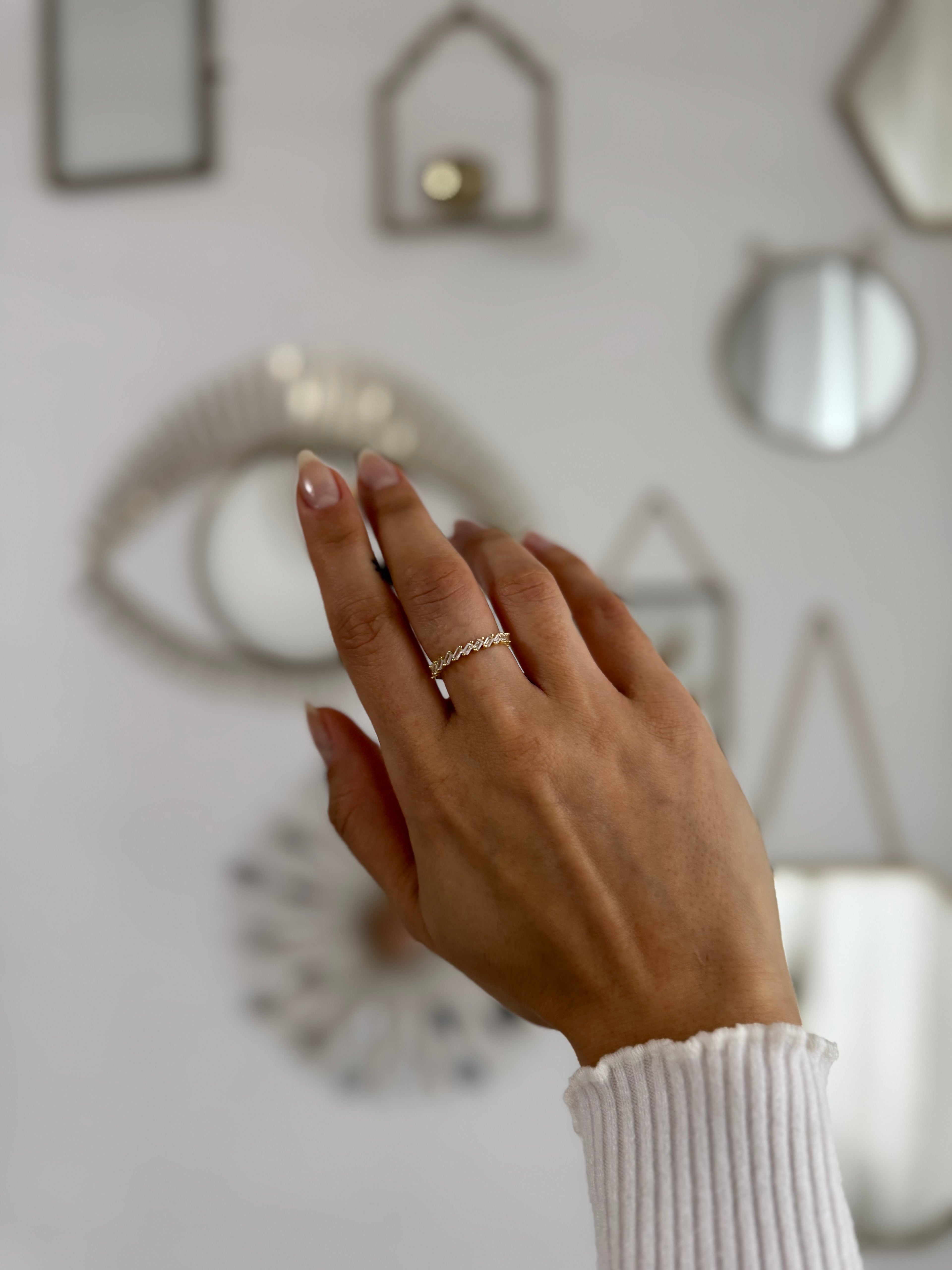 Goldfarbener Ring mit Zirkonia im Baguette Schliff