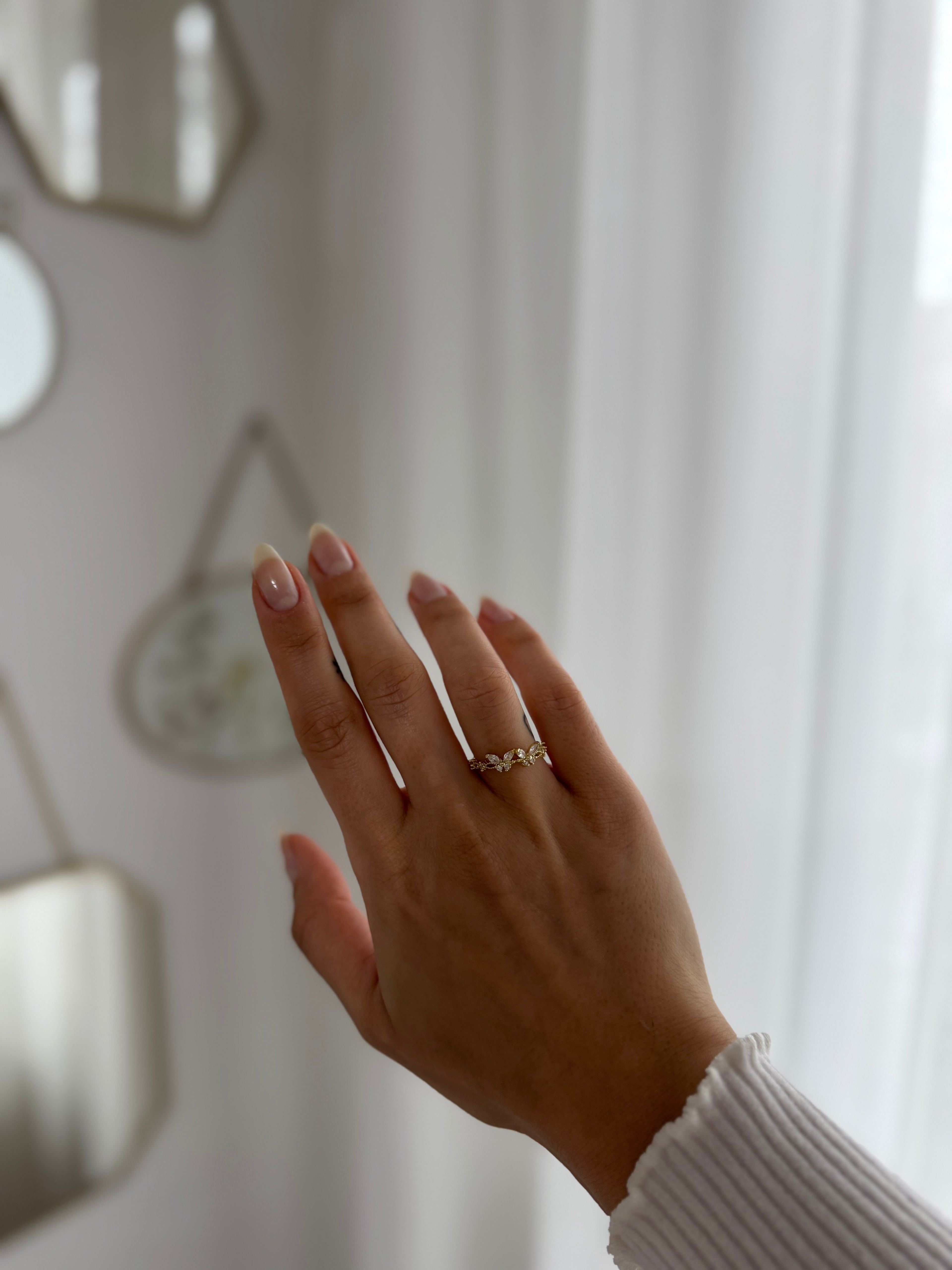 Goldring mit funkelnden Schmetterlingen