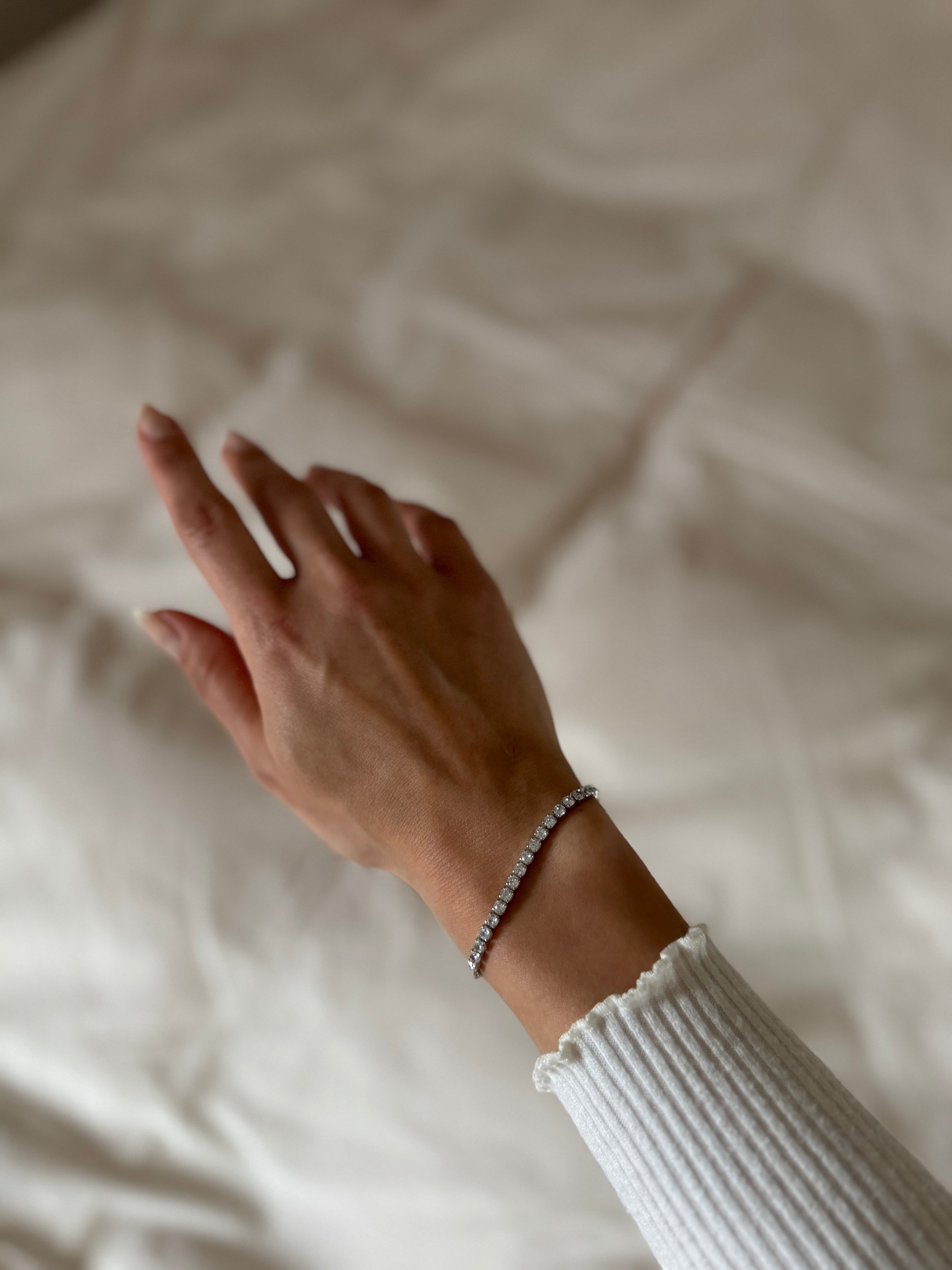 Silberfarbenes Armband mit klaren Zirkonia