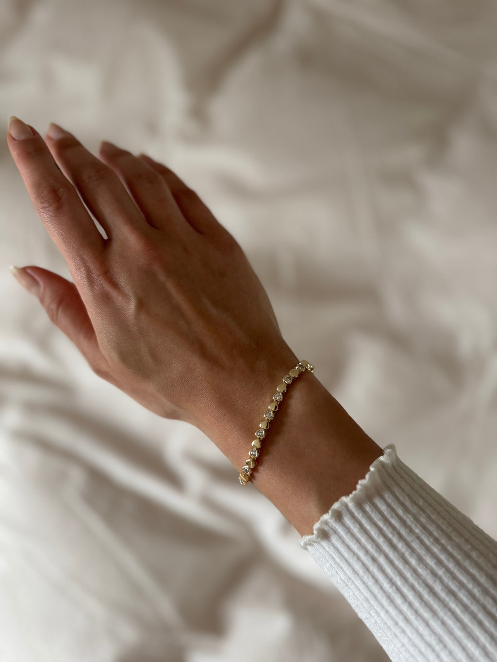 Goldfarbenes Herzarmband mit Zirkonia