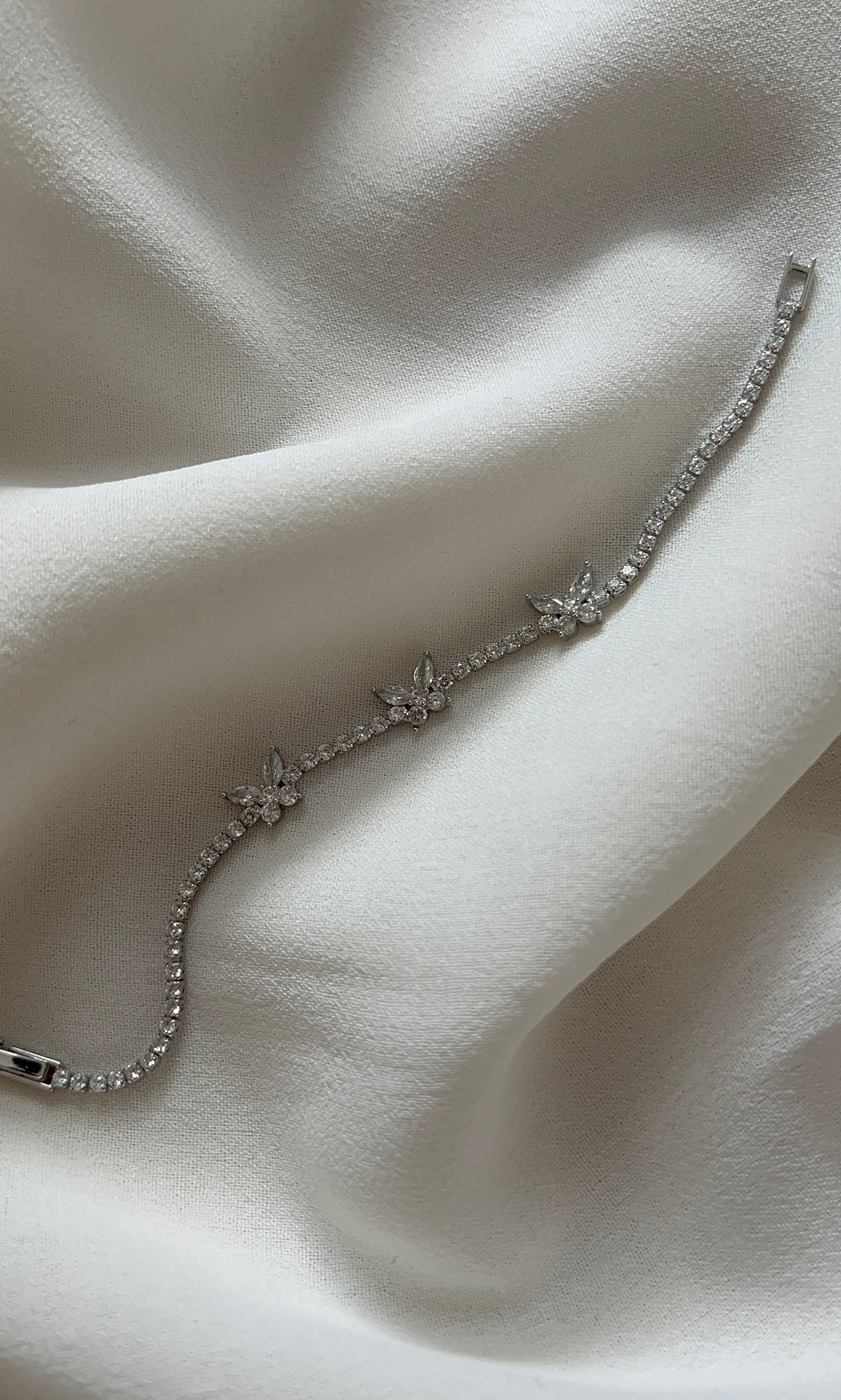 Silberfarbenes Schmetterlingsarmband mit Zirkonia