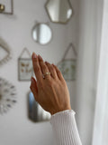 Goldfarbener Ring mit Kleeblatt Details