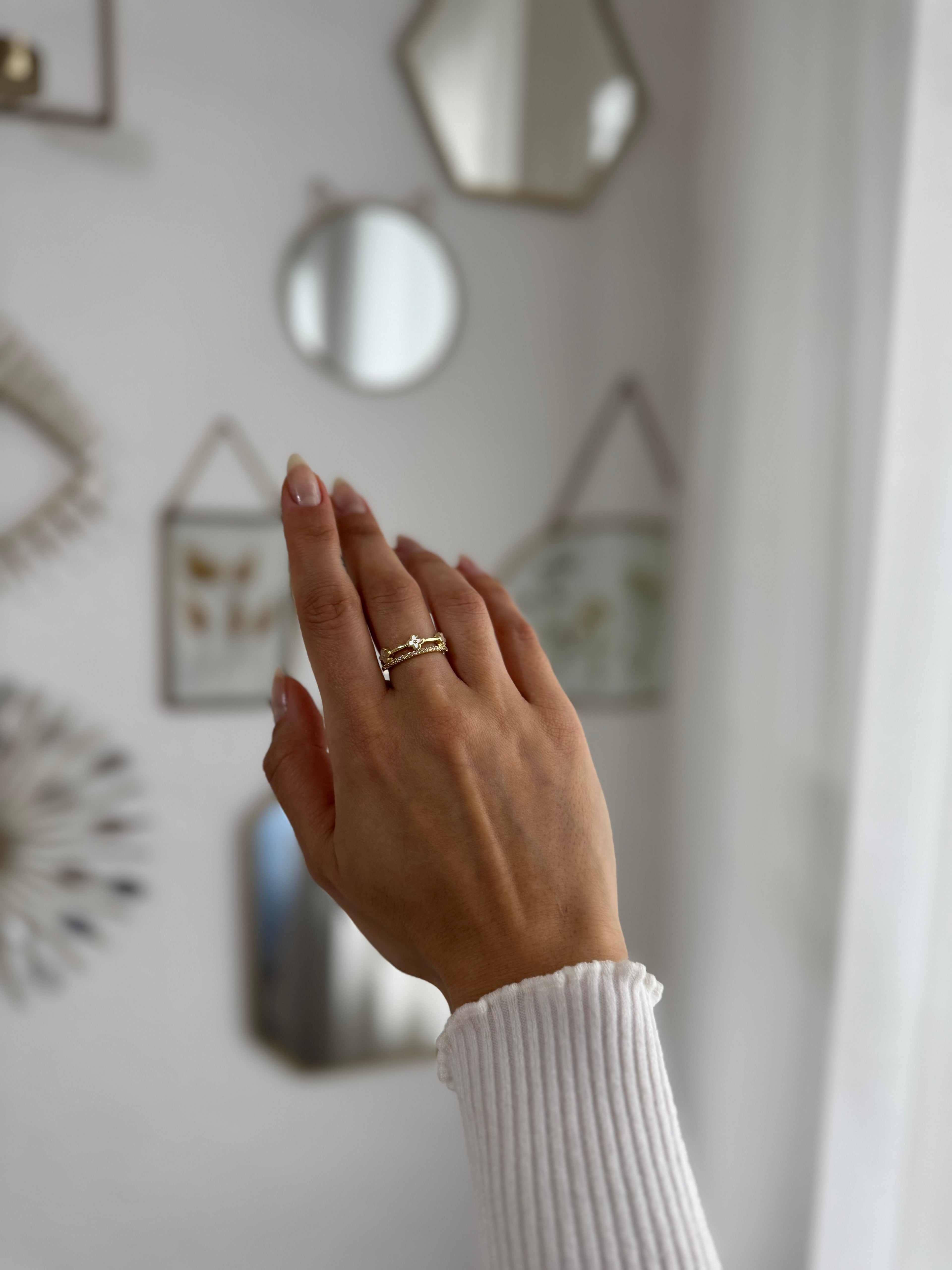 Goldfarbener Ring mit Kleeblatt Details